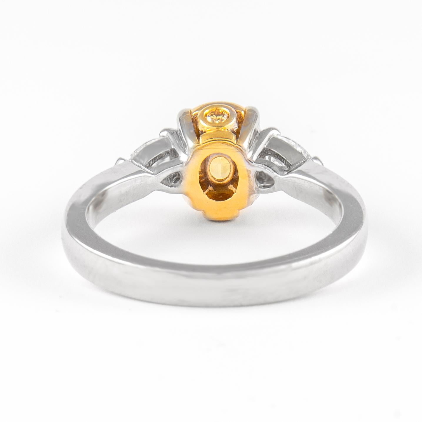Alexander GIA Certified 1ct Fancy Vivid Diamonds Yellow Three Stone Ring 18k (bague à trois pierres)  Pour femmes en vente