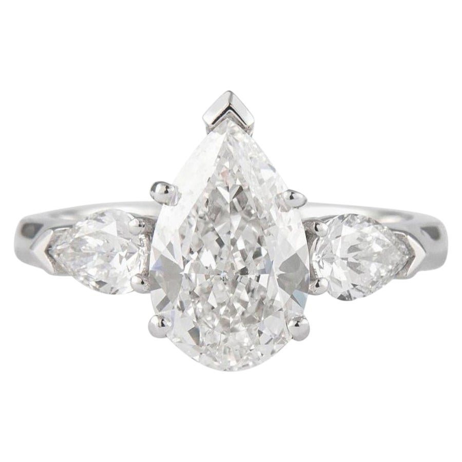 Alexander Platinring mit drei Steinen, GIA-zertifizierter 2,01 Karat Diamant im Birnenschliff