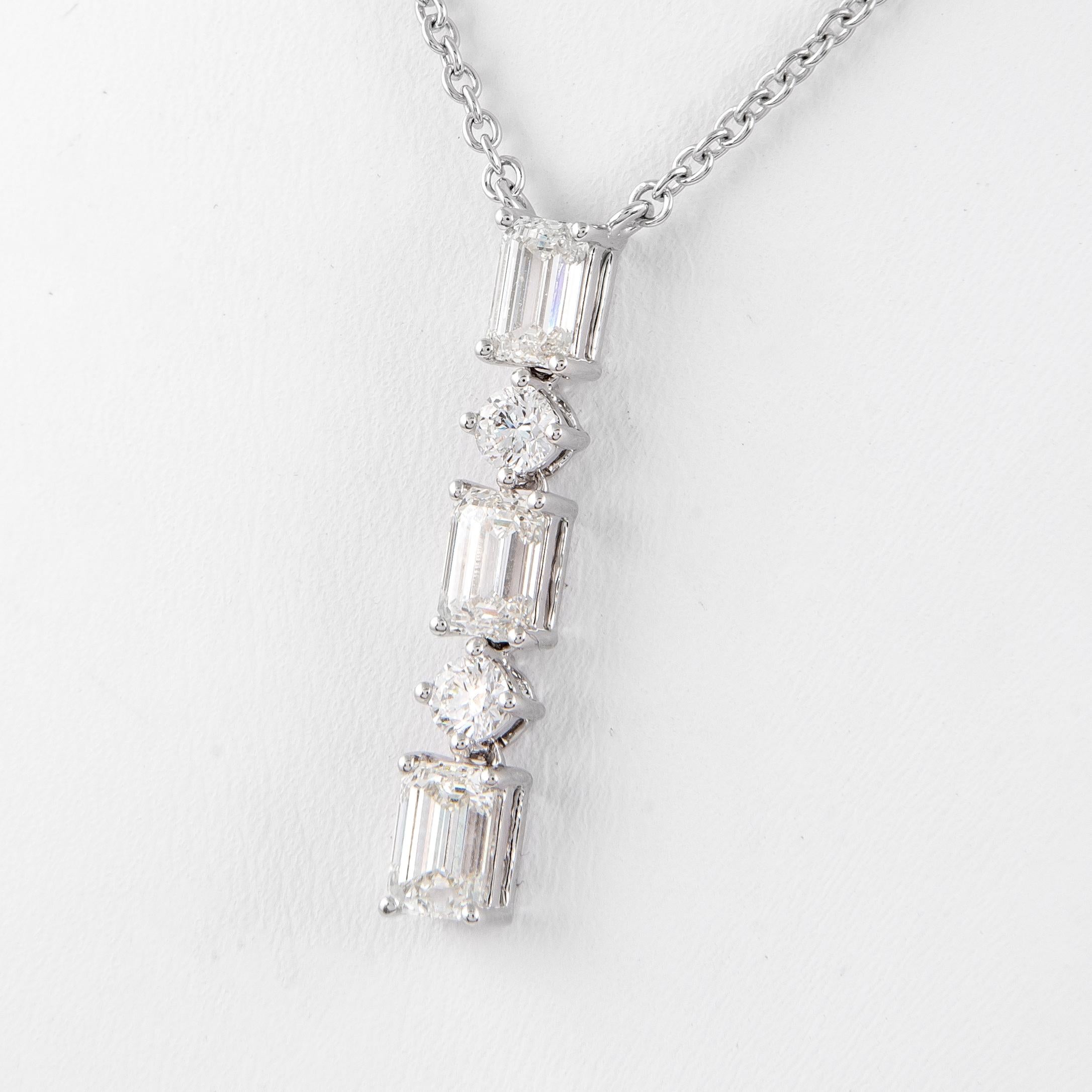Splendida collana con ciondolo, certificata GIA. Di Alexander Beverly Hills.
3 diamanti taglio smeraldo, certificati GIA, colore I-J, purezza VVS1-VS1, 1,13ct. Completano il tutto 2 diamanti tondi taglio brillante, 0,30ct. Colore E/F e purezza VS.