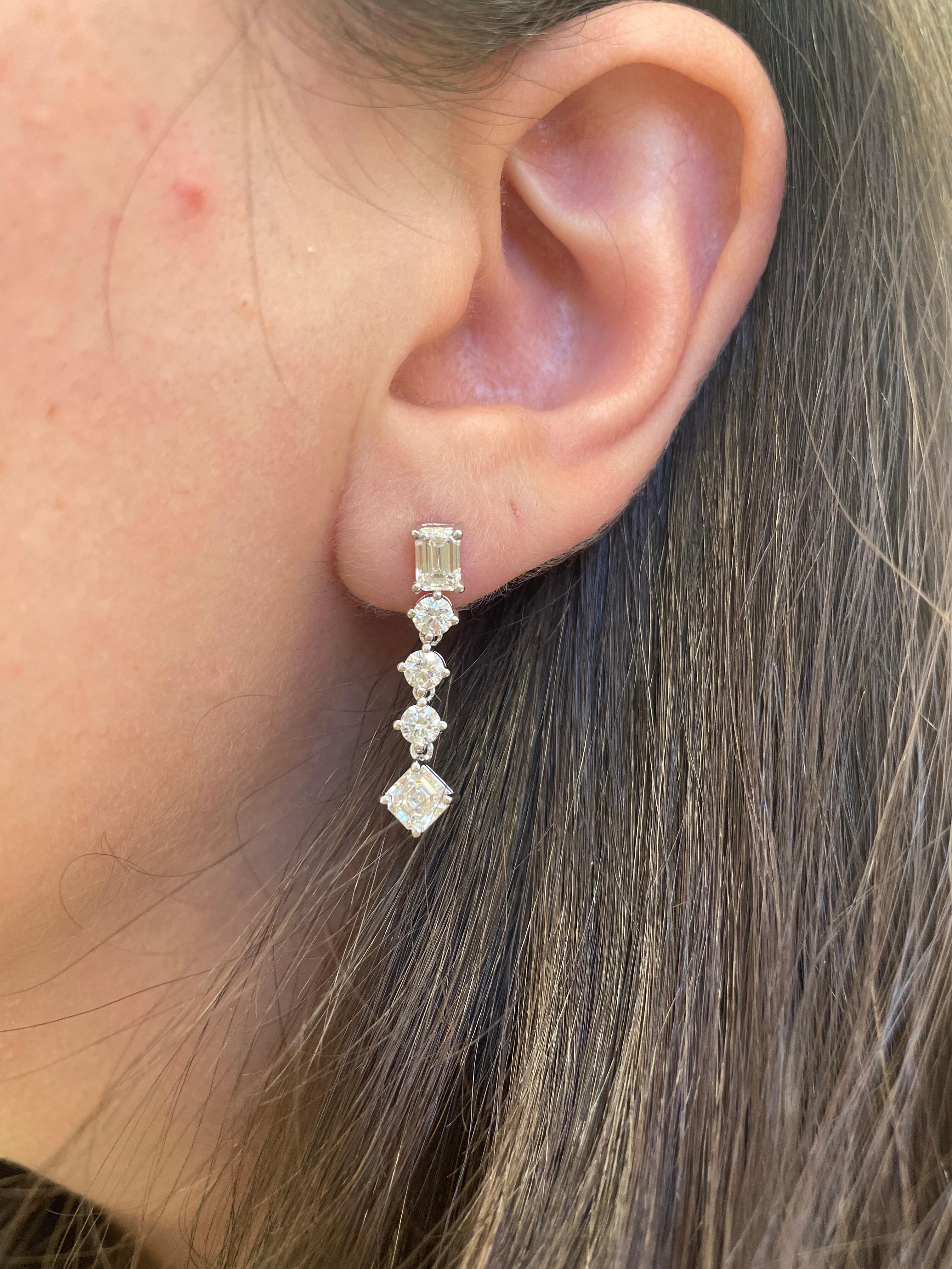 Stunning dangling diamond earring, GIA certified. By Alexander Beverly Hills.
2 asscher cut diamonds and 2 emerald cut diamonds, GIA certified, D-E color, VVS1-SI1 clarity. Complimented by 6 round brilliant diamonds, 0.87ct. Approximately E/F color