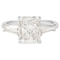 Alexander Anello a tre pietre con diamante radiante certificato GIA da 3,02 carati in oro 18k