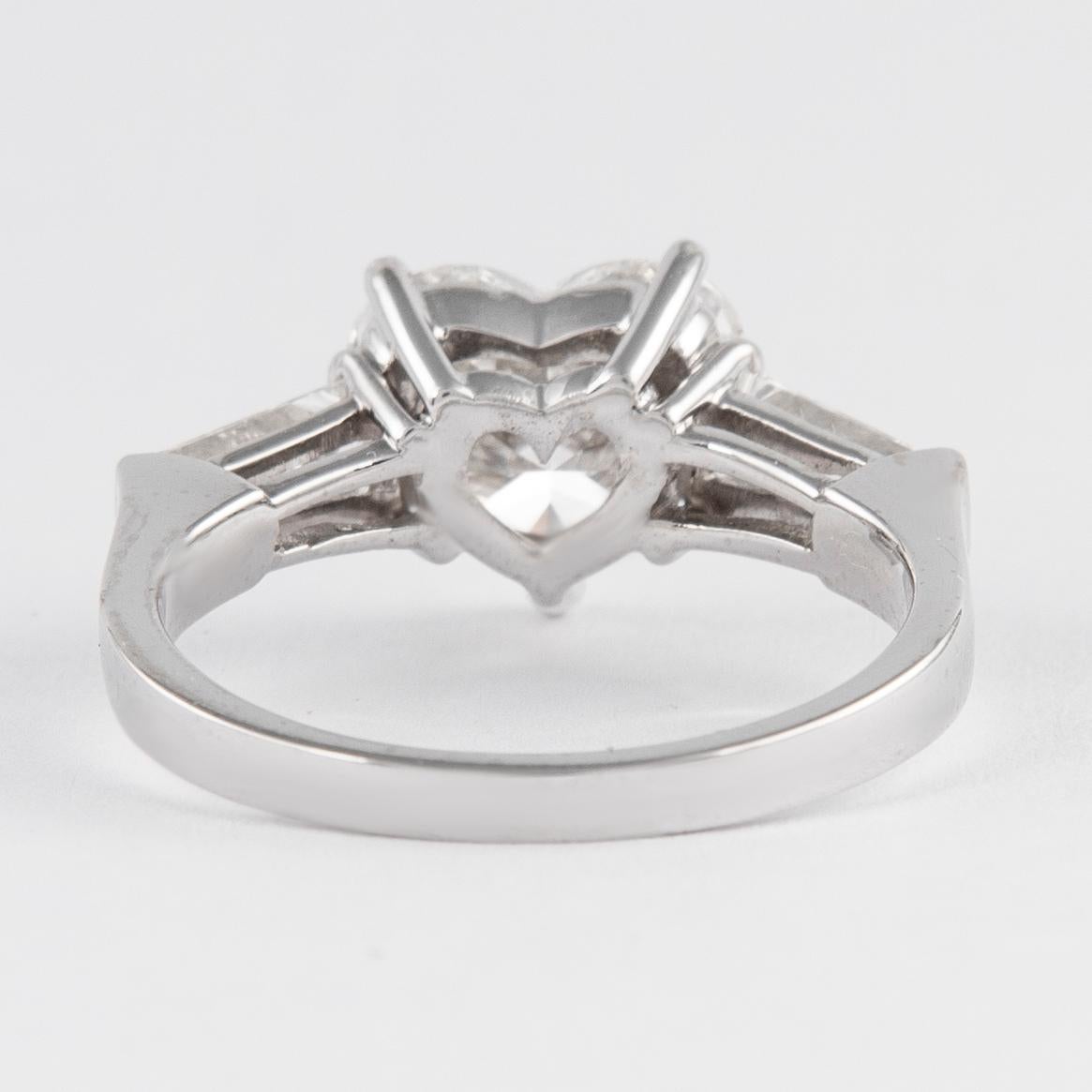 Modern Alexander GIA Certified 3.04 Carat Heart Diamond Three-Stone Ring 18 Karat Gold For Sale