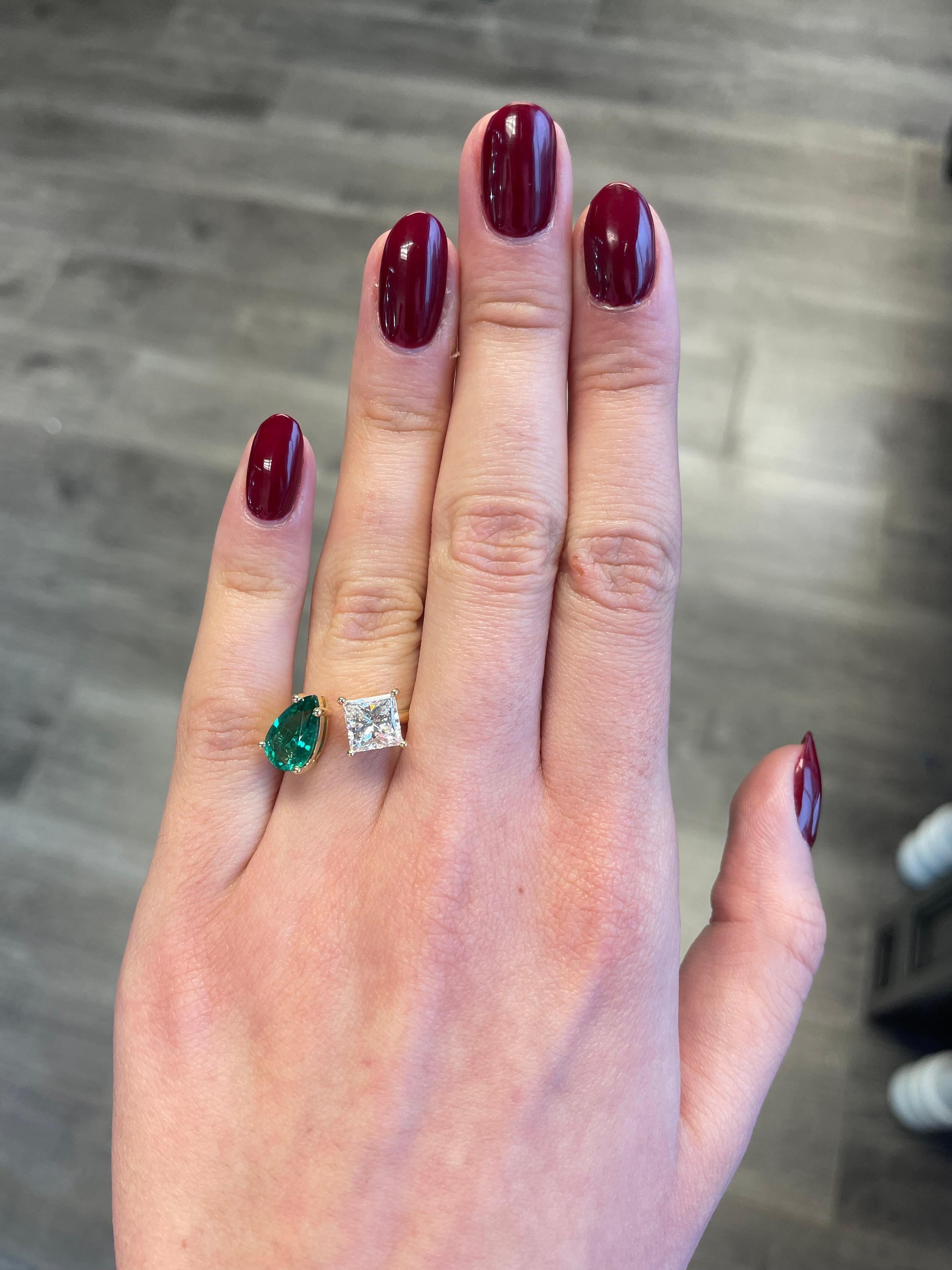 Stunning modern floating emerald and diamond open shank toi et moi ring, both stones GIA certified. By Alexander Beverly Hills.
1.57 carat princess cut diamond, GIA certified. 1.52 carat pear shape emerald, GIA certified. 18-karat yellow gold,