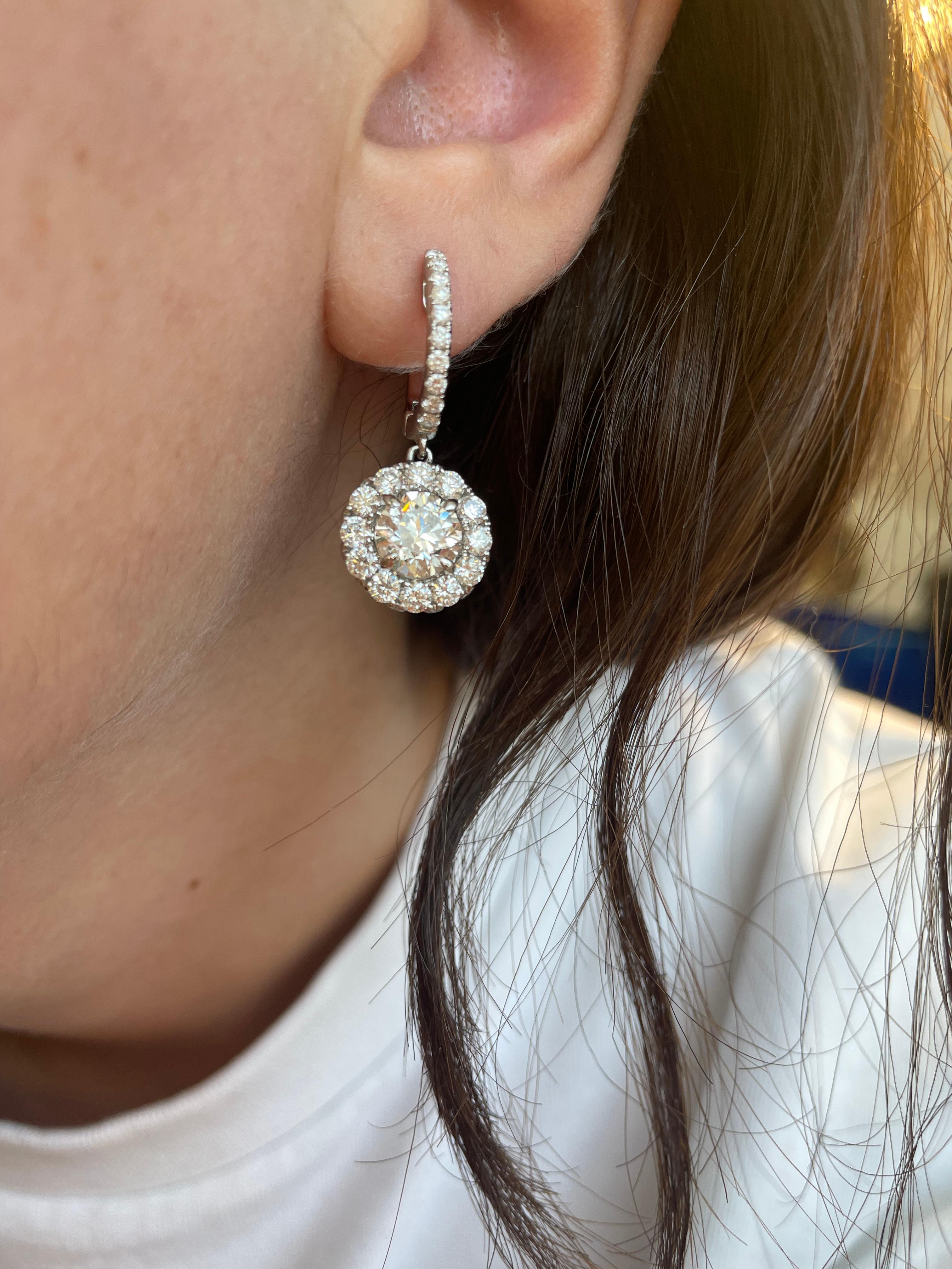 Taglio smeraldo Alexander Beverly Hills Orecchini a goccia con diamanti rotondi GIA 4,96ctt Oro bianco 18k in vendita