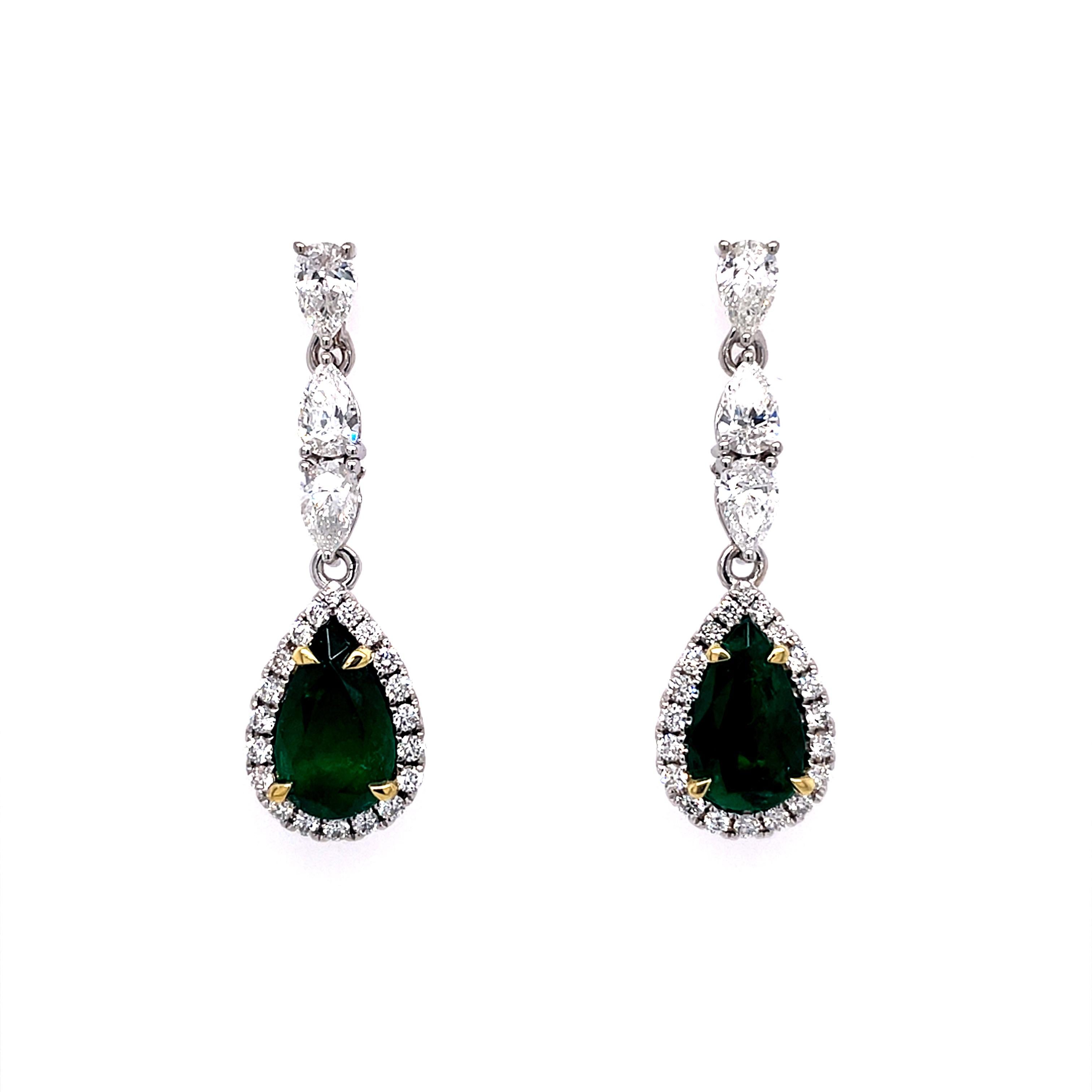 Taille poire Alexander Boucles d'oreilles en or blanc 18 carats avec émeraudes et diamants certifiés GIA de 4,29 carats en vente