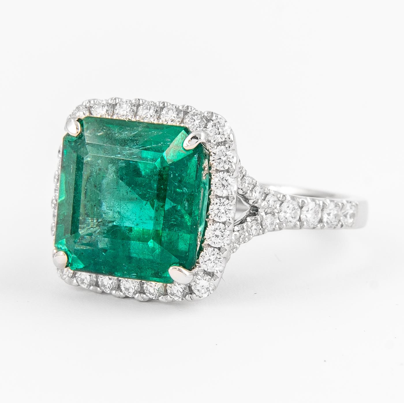 Contemporary Alexander GIA certified 5.21 Carat Emerald with Diamond Halo Ring 18 Karat Gold For Sale