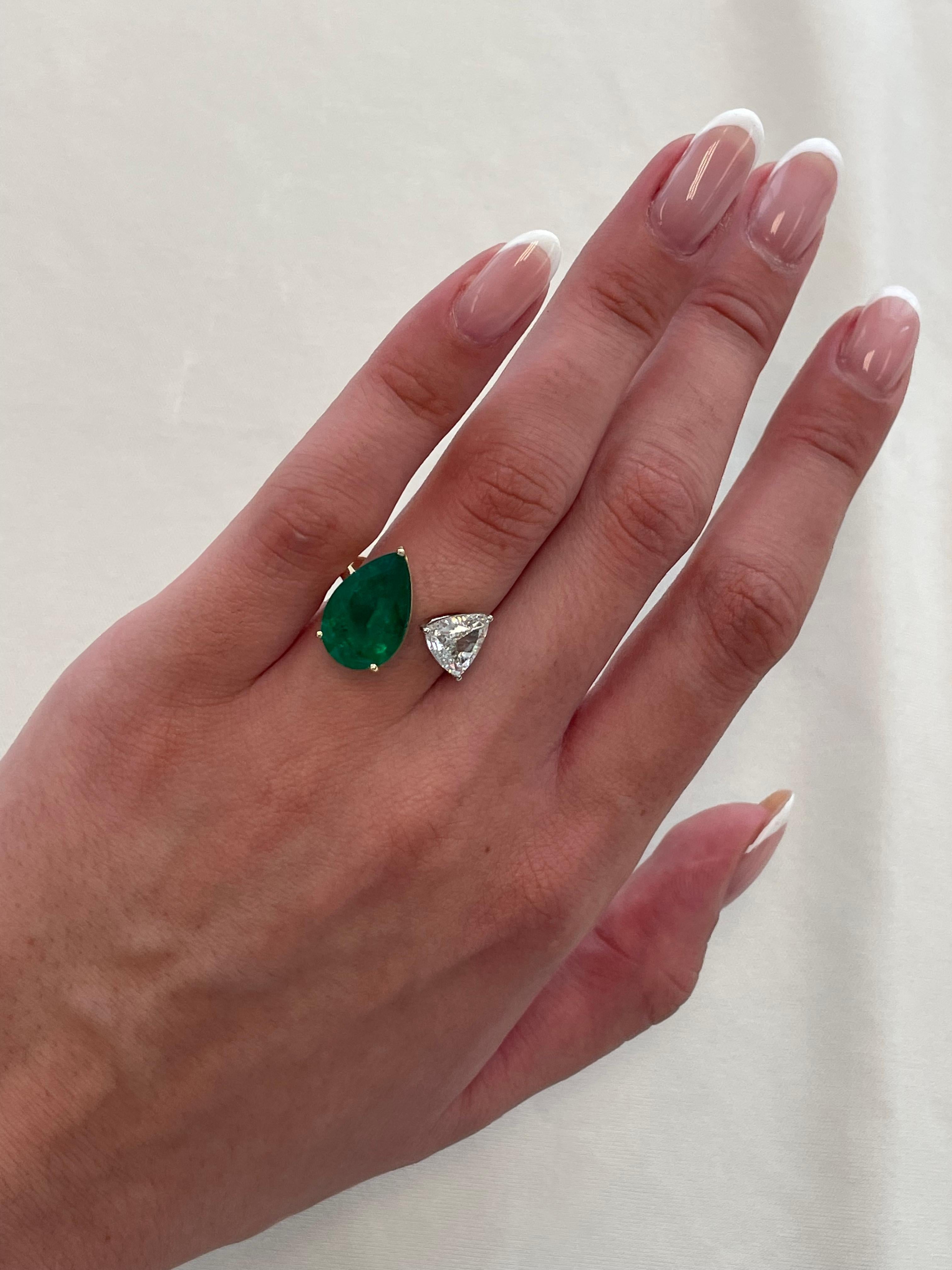 Stunning modern floating emerald and diamond open shank toi et moi ring, both stones GIA certified. By Alexander Beverly Hills.
1.21 carat princess cut diamond, GIA certified. 4.70 carat pear shape emerald, GIA certified. 18-karat yellow and white