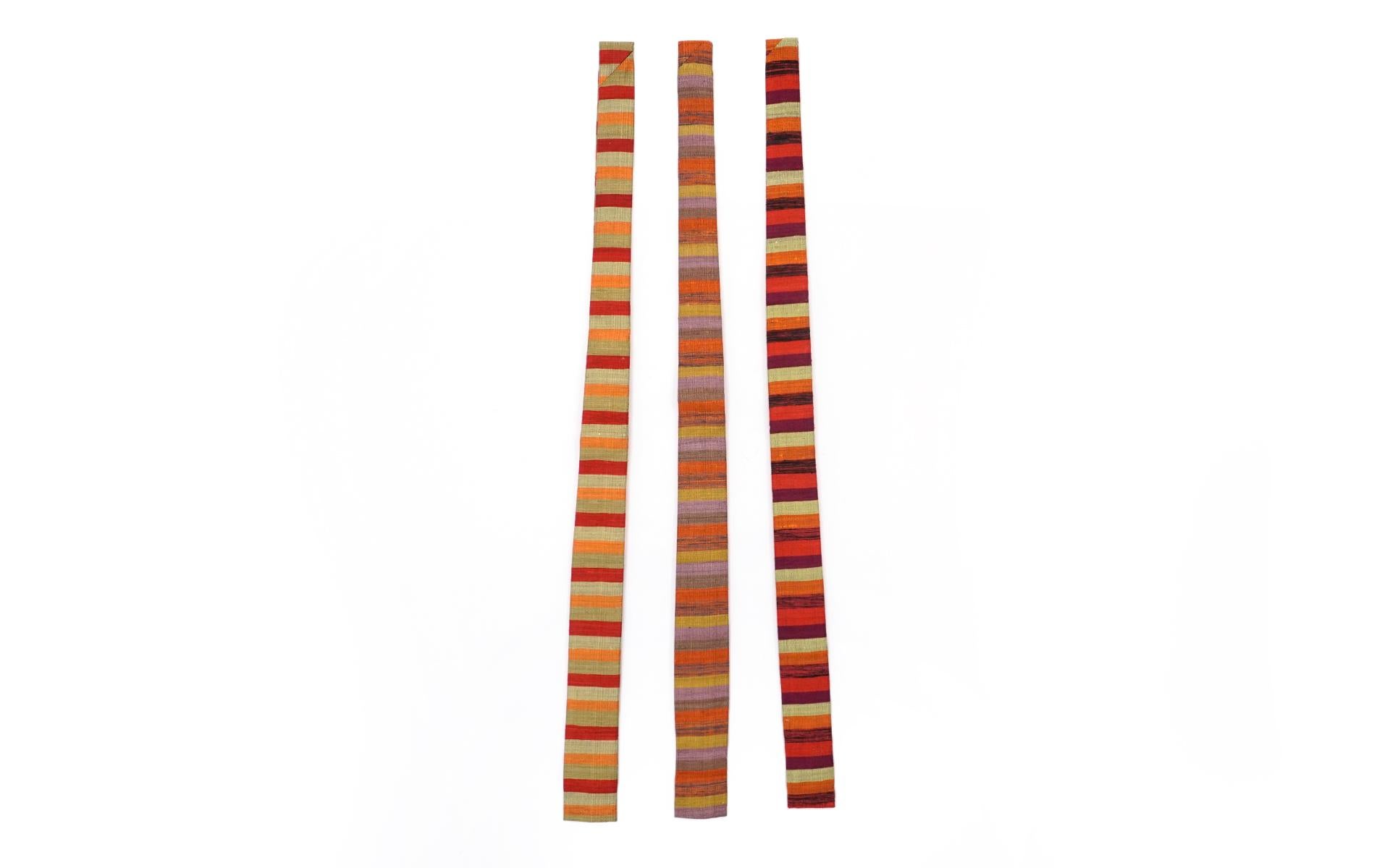 Cravates super rares conçues par Alexander Girard pour Herman Miller, années 1960. Nous ne pensons pas qu'ils aient jamais été produits en série. Les trois sont inutilisés et comme neufs. Design/One en pure soie. L'un d'entre eux porte le premier