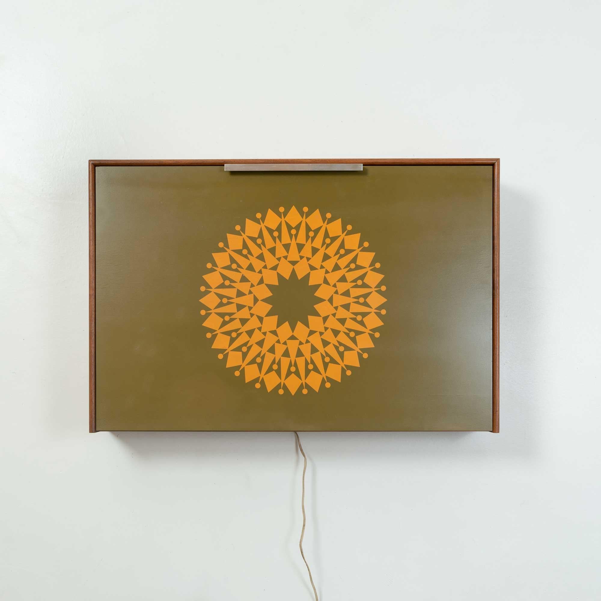 Un inusual y raro tocador de pared de la línea de accesorios de Herman Miller de 1964 para el sistema de almacenaje CSS. Un diseño en colaboración de Alexander Girard y George Nelson Assoc./Irving Harper, el tocador cuenta con una puerta frontal