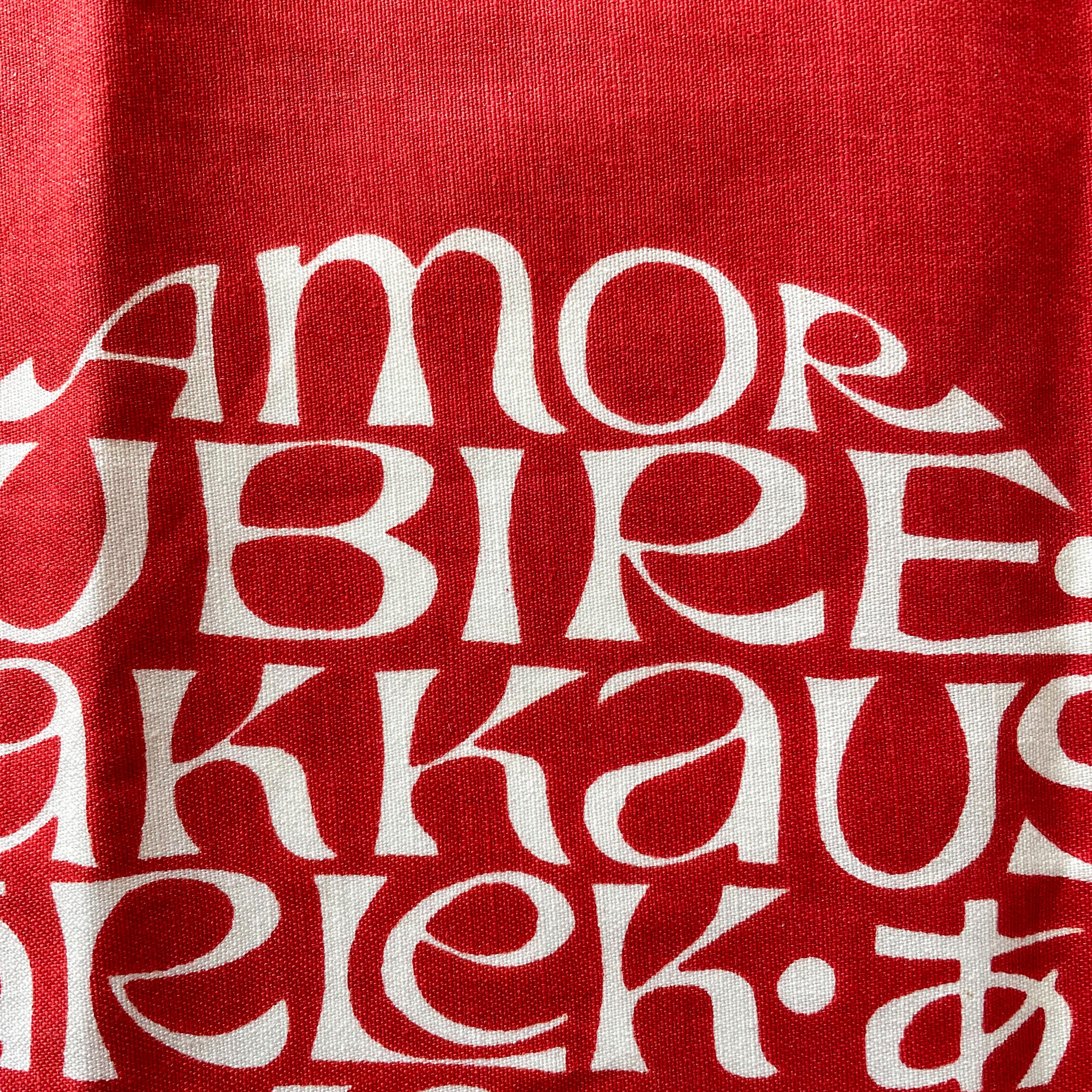 Vintage International Love Heart Textile, conçu par Alexander Girard en 1961 dans le cadre d'une série de coussins et vendu dans la boutique Textiles and Objects qu'il a créée pour Herman Miller. Produit comme panneau pour Herman Miller de la fin