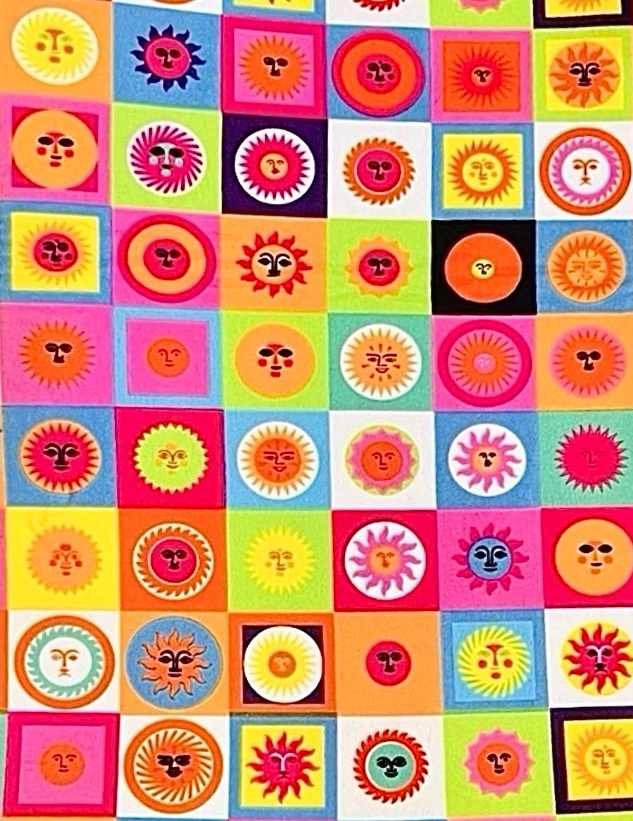 Alexander Girard, sous licence, iconique, sacoche festive Sun Design avec une bandoulière réglable. DISCONTINUED 

Cette élégante écharpe peut être portée comme une sacoche pop art mais fonctionne également comme un sac sûr et sécurisé pour les