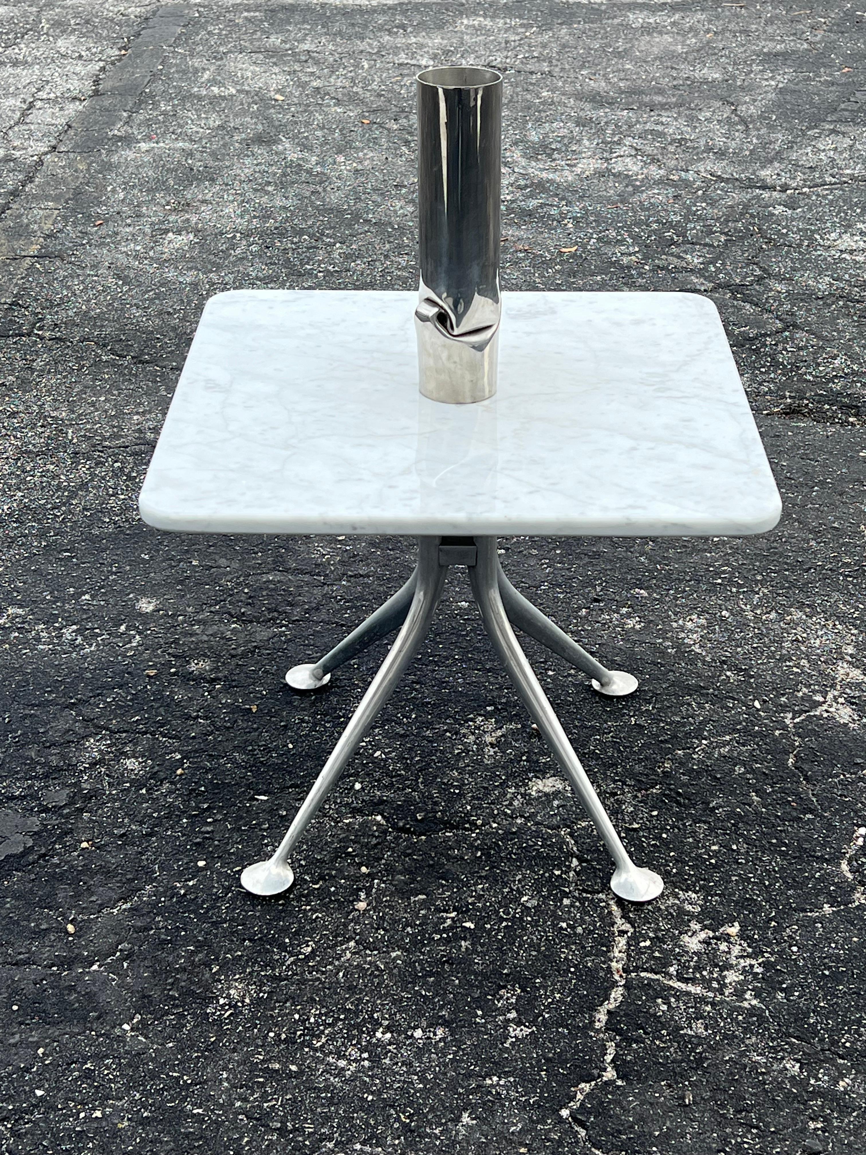Una rara mesa con tablero de mármol de Alexander Girard para Herman Miller, hacia la década de 1960. Realizado durante un breve periodo para Braniff International.