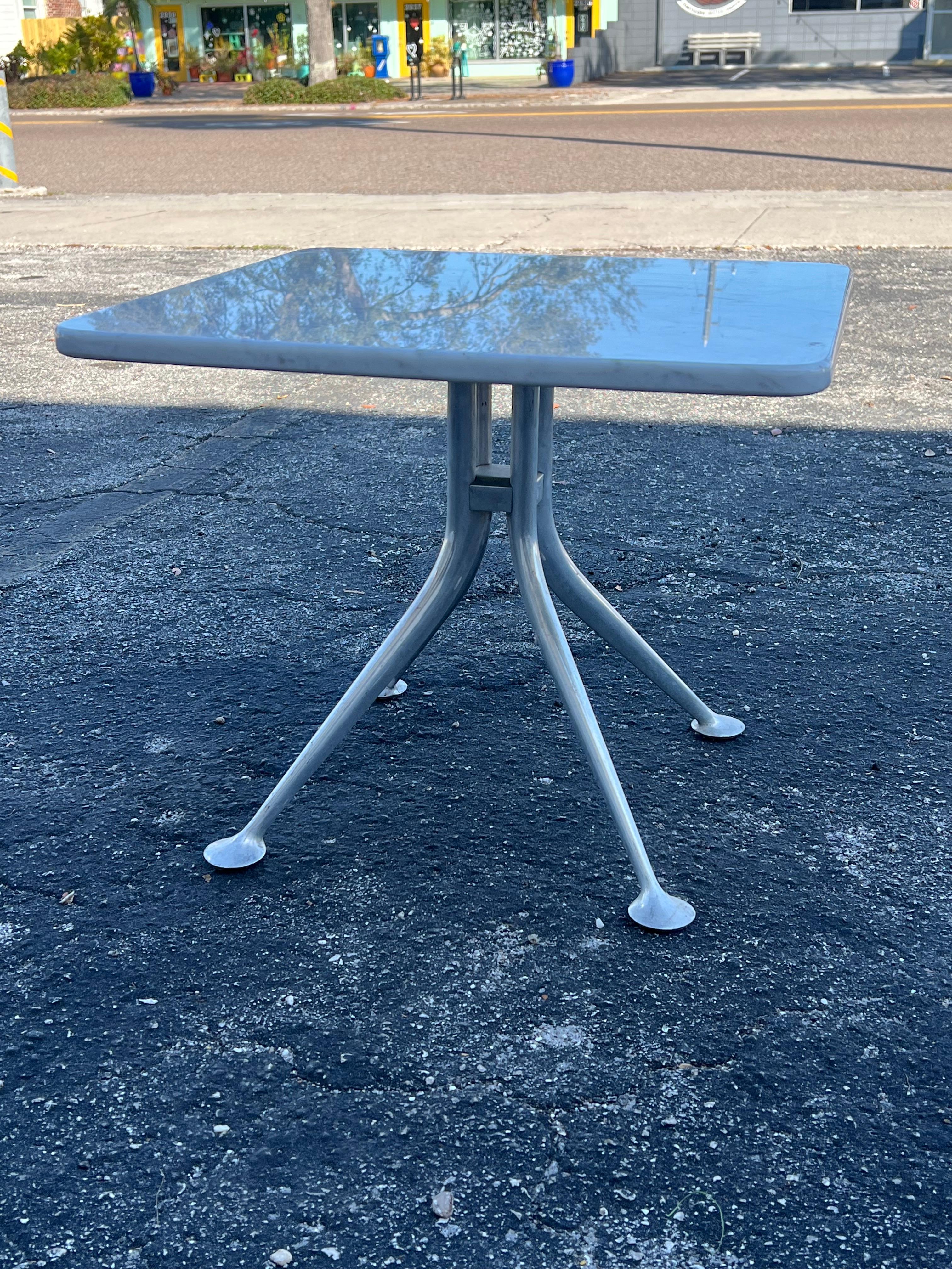 Una mesa auxiliar vintage de Alexander Girard para Herman Miller, ca. 1960 Moderno de mediados de siglo en venta