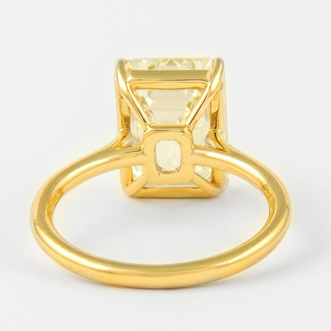 Women's Alexander HRD 6.02 Carat Emerald Cut Diamond Solitaire Ring 18k Yellow Gold For Sale
