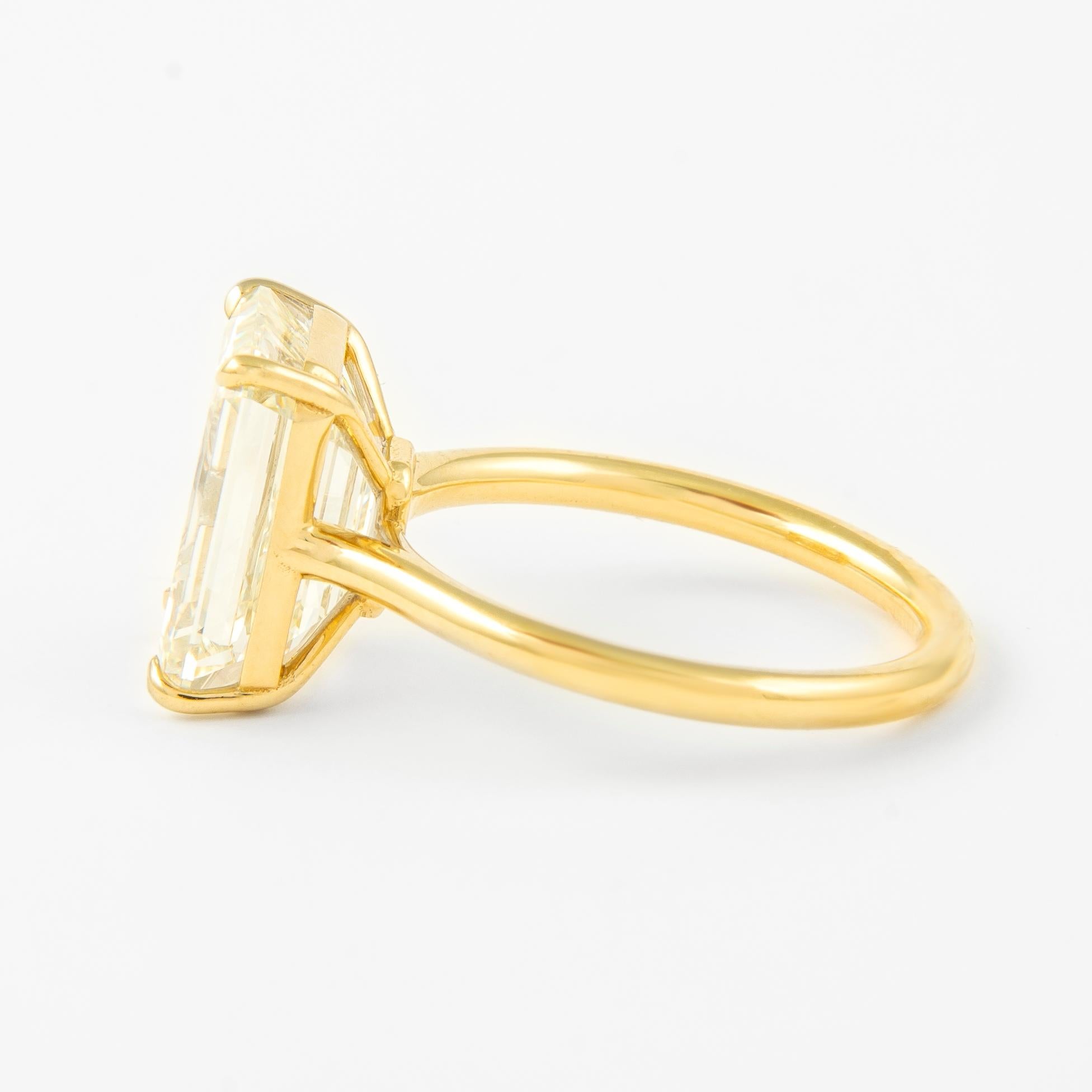 Taille émeraude Alexander IGI Bague solitaire en or jaune 18 carats avec diamants taille émeraude de 6,05 carats en vente