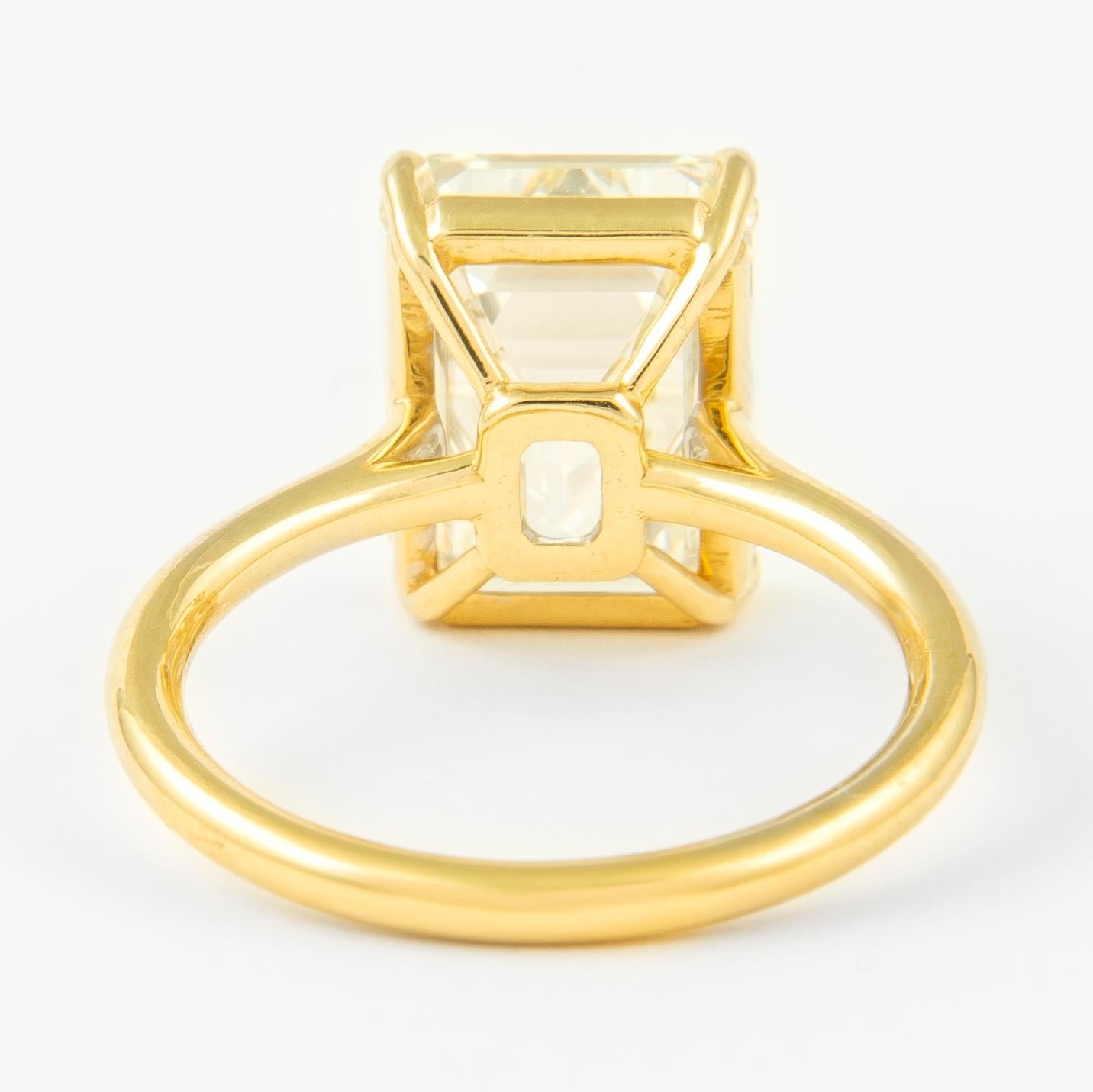 Women's Alexander IGI 6.05 Carat Emerald Cut Diamond Solitaire Ring 18k Yellow Gold For Sale