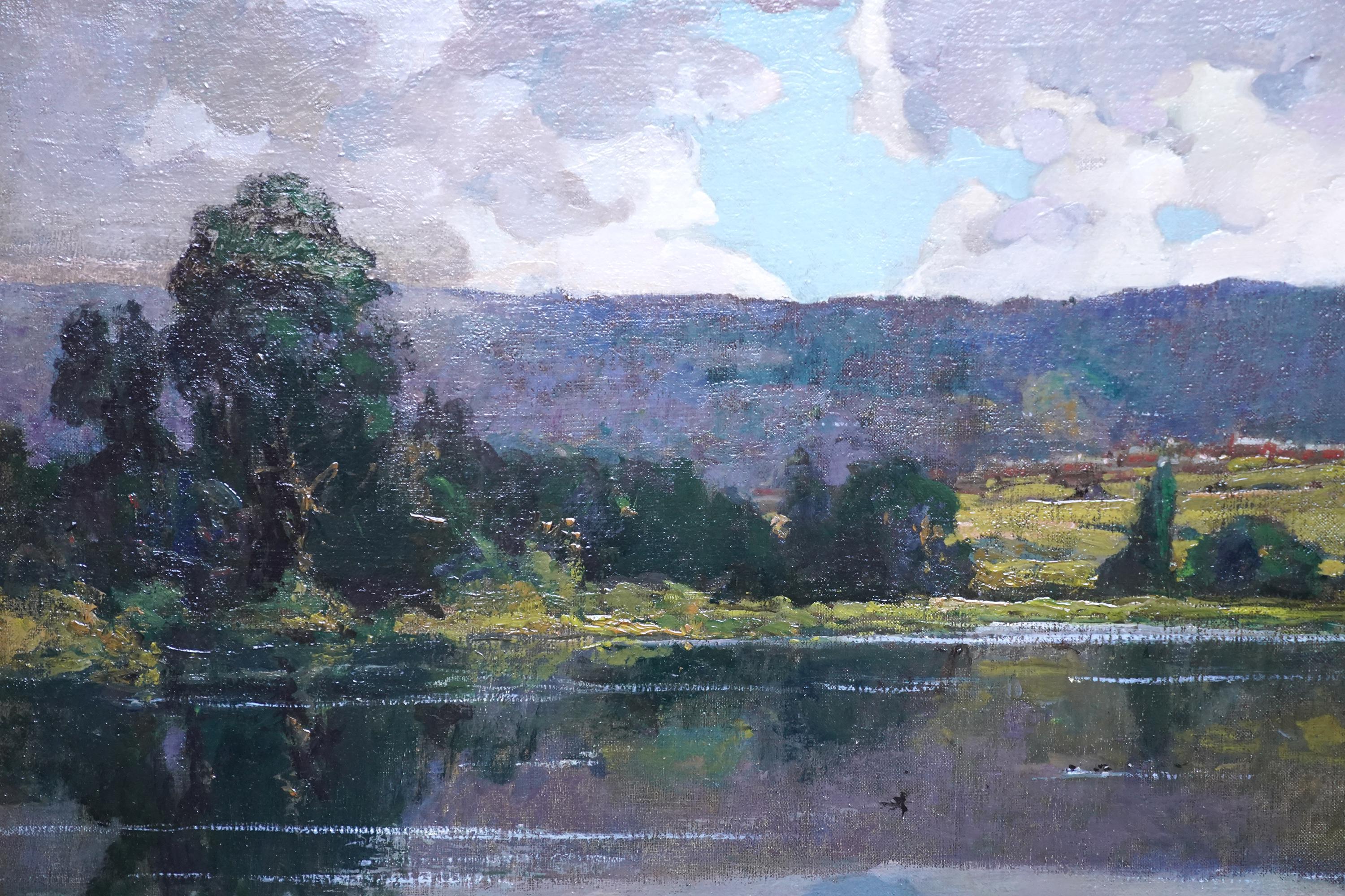 Diese absolut atemberaubende große schottische Edwardian Impressionist Landschaft Ölgemälde ist von bekannten Künstler Alexander Jamieson. Es wurde um 1910 gemalt und trägt den Titel Abend am See.  Die Komposition blickt über einen See auf Felder,