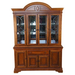 Neoklassizistischer Kirschbaumholz-Vitrinenschrank Hutch von Alexander Julian in Wohnfarben