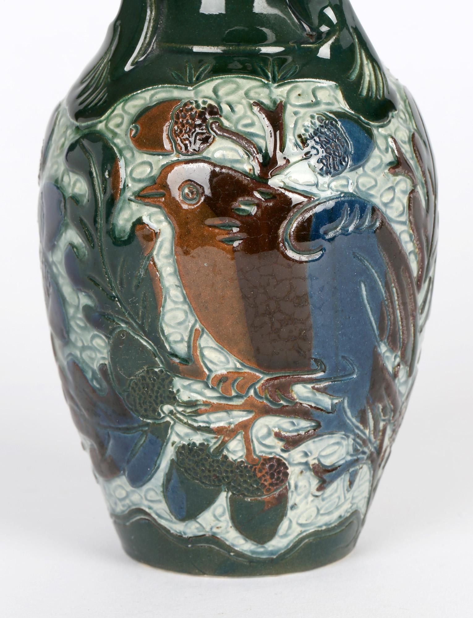 Vase oiseau à poignée en poterie d'art sgraffite Alexander Lauder en vente 3