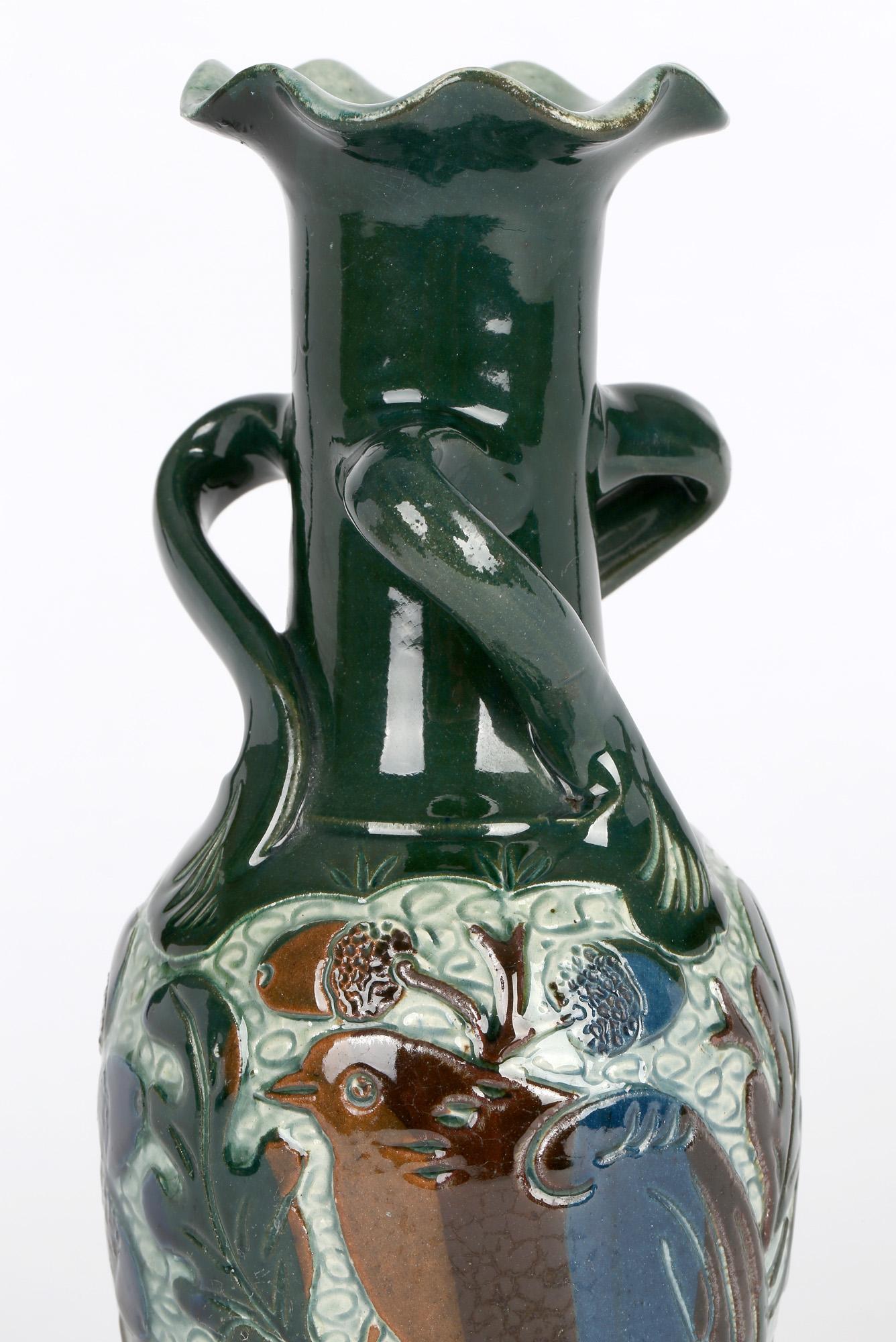 Vase oiseau à poignée en poterie d'art sgraffite Alexander Lauder en vente 4