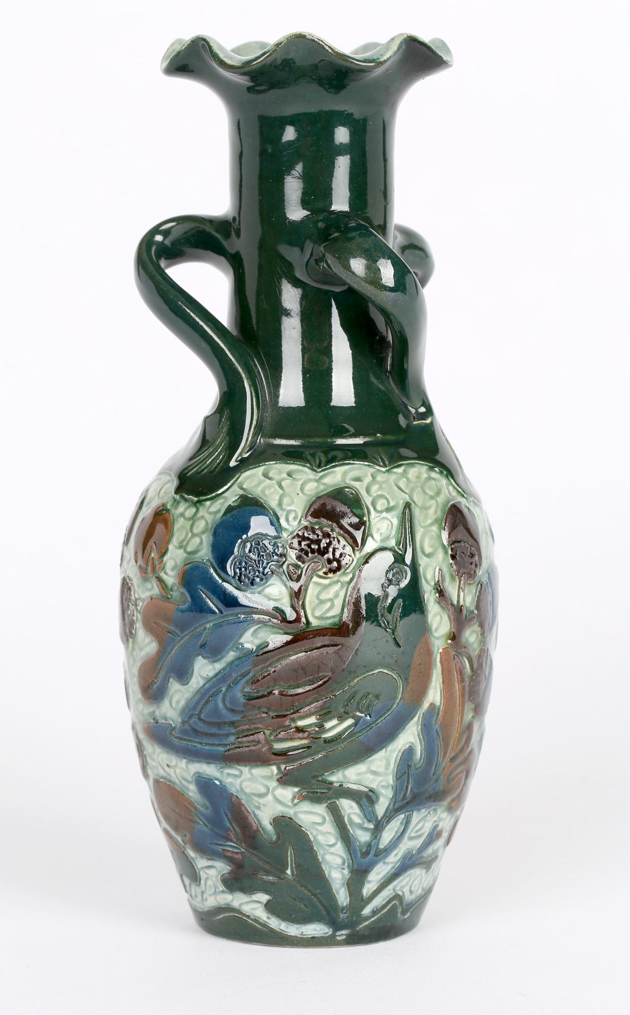Eine atemberaubende Vase mit drei Henkeln und Sgraffitomuster, verziert mit zwei Vögeln auf Eichenzweigen, von Alexander Lauder, Barnstaple, aus der Zeit um 1890. Diese Qualitätsvase ist aus lokalem Ton gefertigt und hat die Form einer Flasche mit