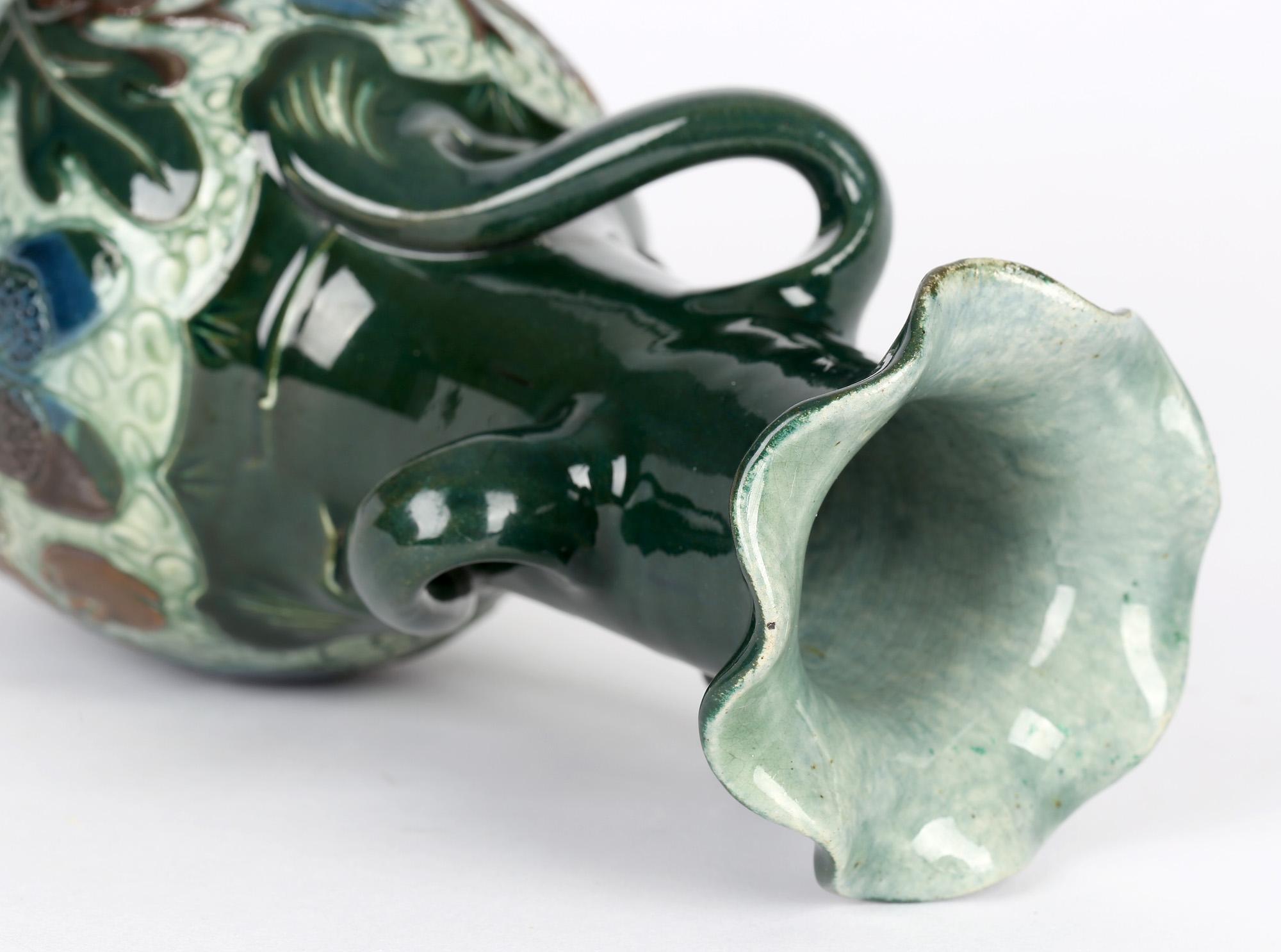 Art nouveau Vase oiseau à poignée en poterie d'art sgraffite Alexander Lauder en vente