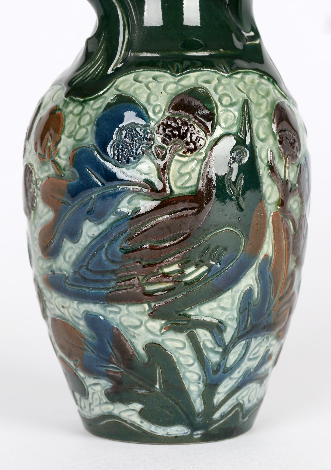 Anglais Vase oiseau à poignée en poterie d'art sgraffite Alexander Lauder en vente