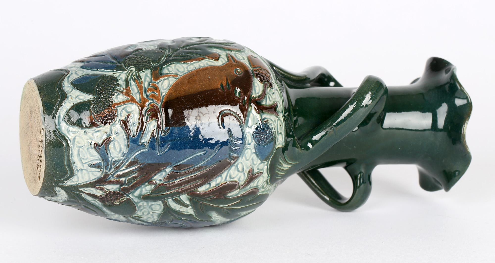 Peint à la main Vase oiseau à poignée en poterie d'art sgraffite Alexander Lauder en vente
