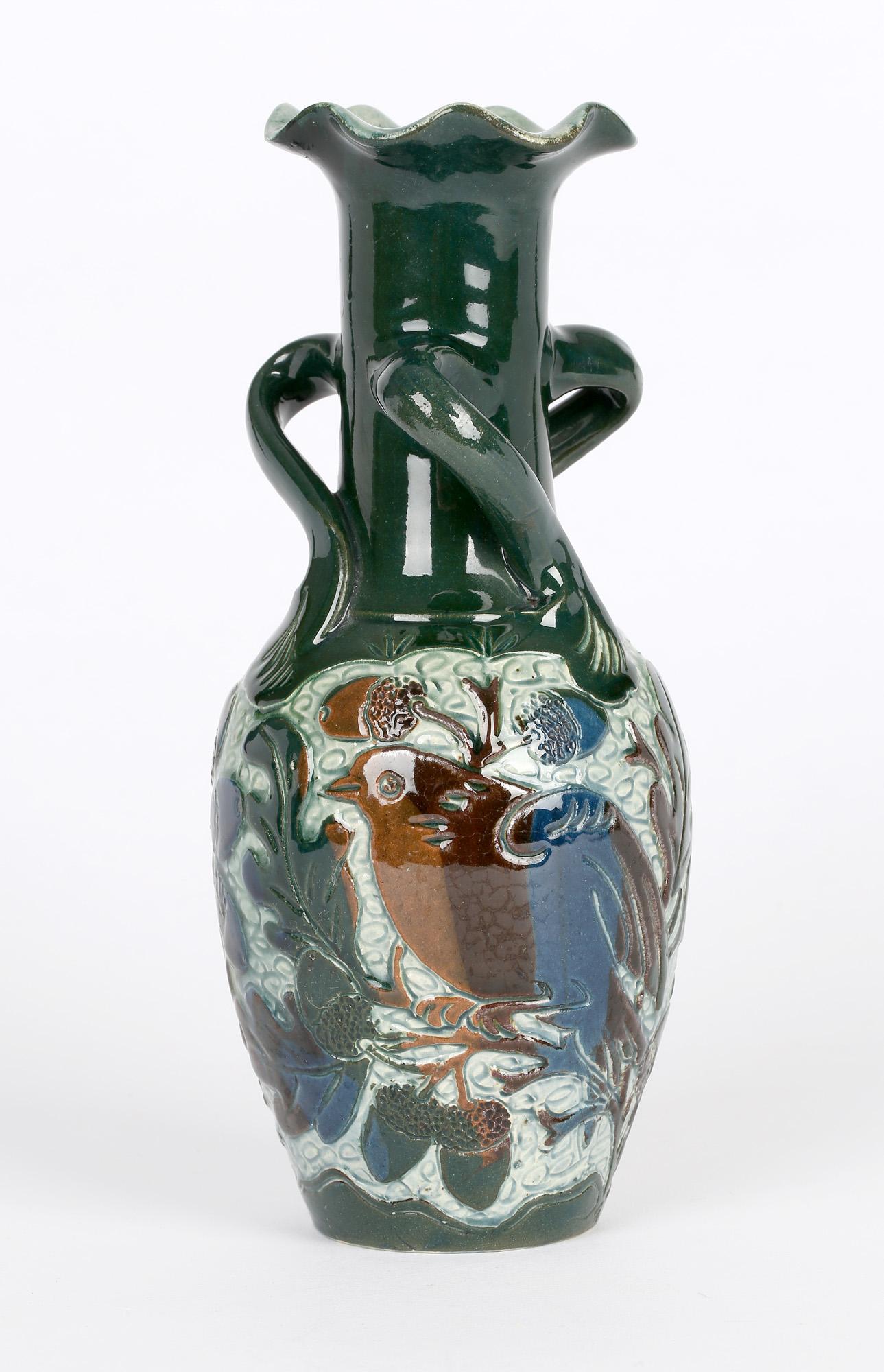 Alexander Lauder Sgraffito Art Pottery Vogelvase mit Griff von Alexander Lauder im Zustand „Gut“ im Angebot in Bishop's Stortford, Hertfordshire