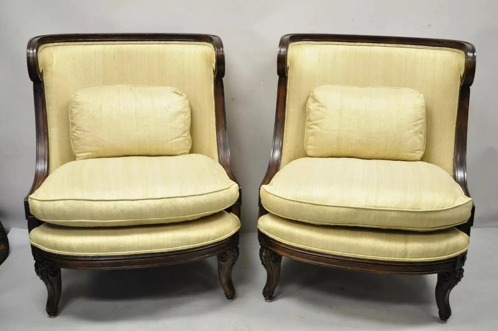 Paire de chaises longues Alexander-John Richard à dossier surdimensionné en forme de tonneau. L'article se caractérise par une taille impressionnante, des cadres en bois massif, une finition vieillie, un Label original, une fabrication de qualité,