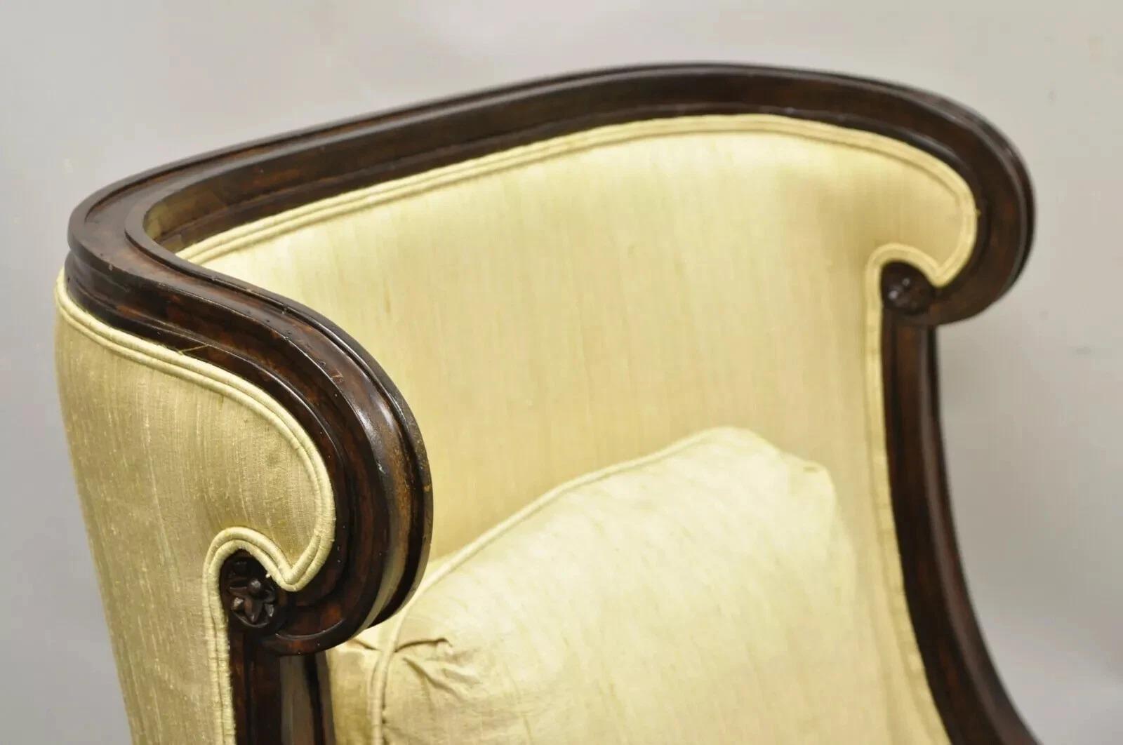 20ième siècle Alexander & John Richard Chaises longues à dossier surdimensionné en forme de tonneau - une paire en vente