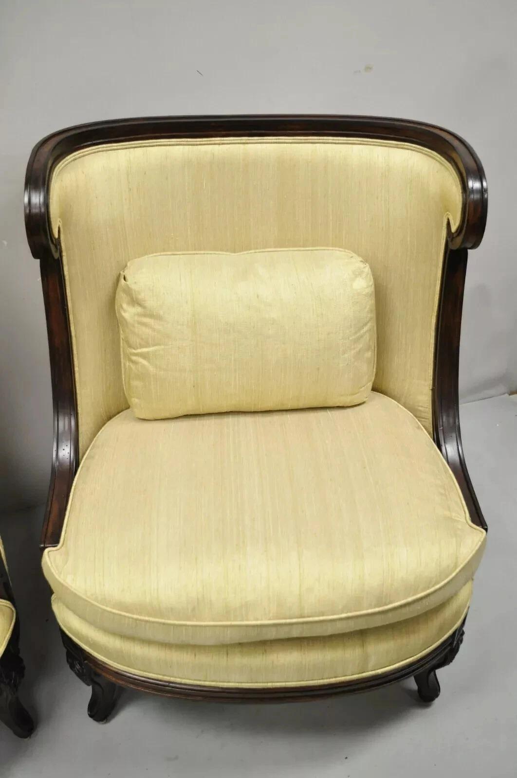 Tissu Alexander & John Richard Chaises longues à dossier surdimensionné en forme de tonneau - une paire en vente