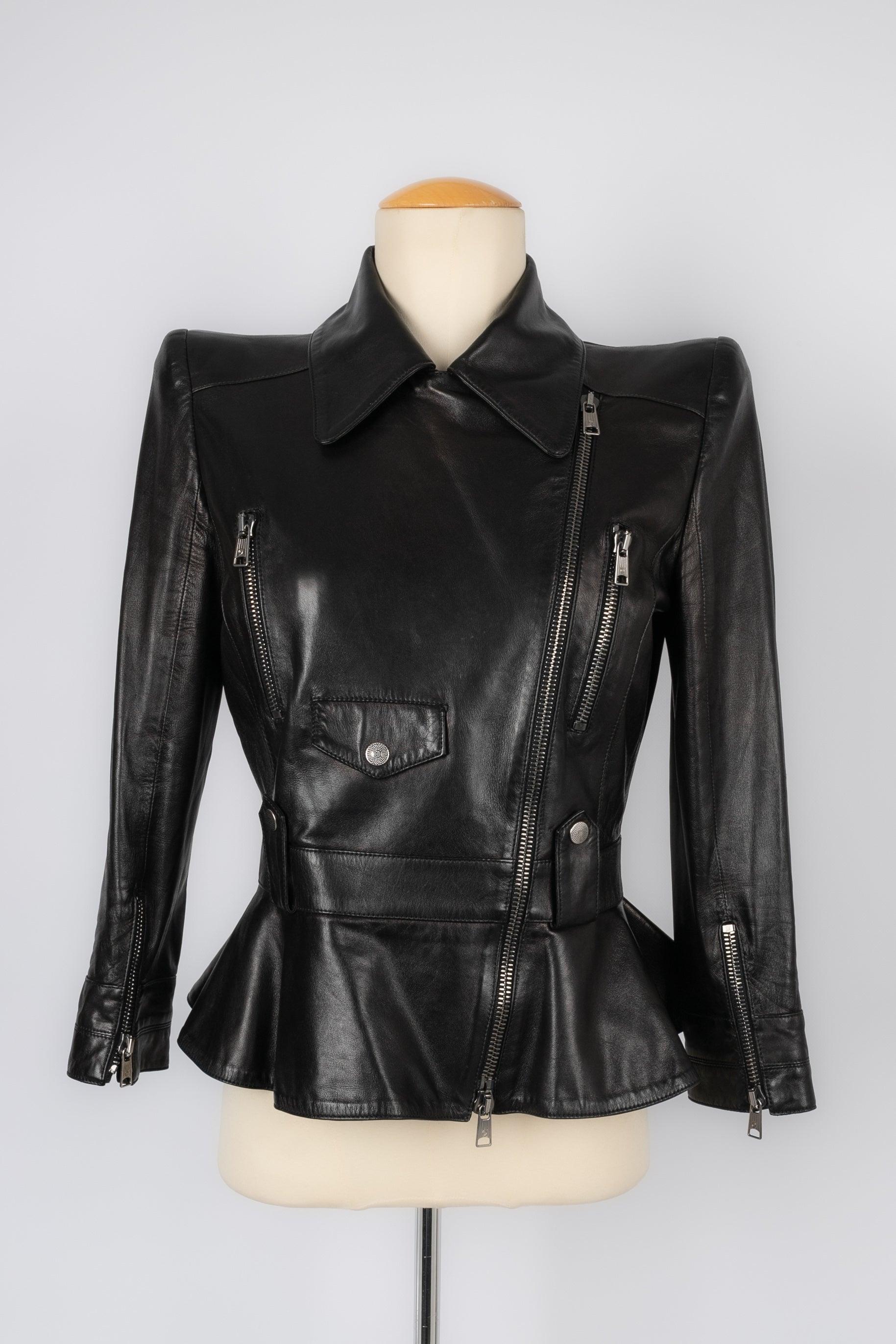 Alexander Mc Queen - (Made in Italy) Black leather jacket. No size label, it fits a 36FR.

Additional information:
Condition: Very good condition
Dimensions: Shoulder width: 40 cm - Sleeve length: 50 cm - Length: 54 cm

Seller Reference: FV1
