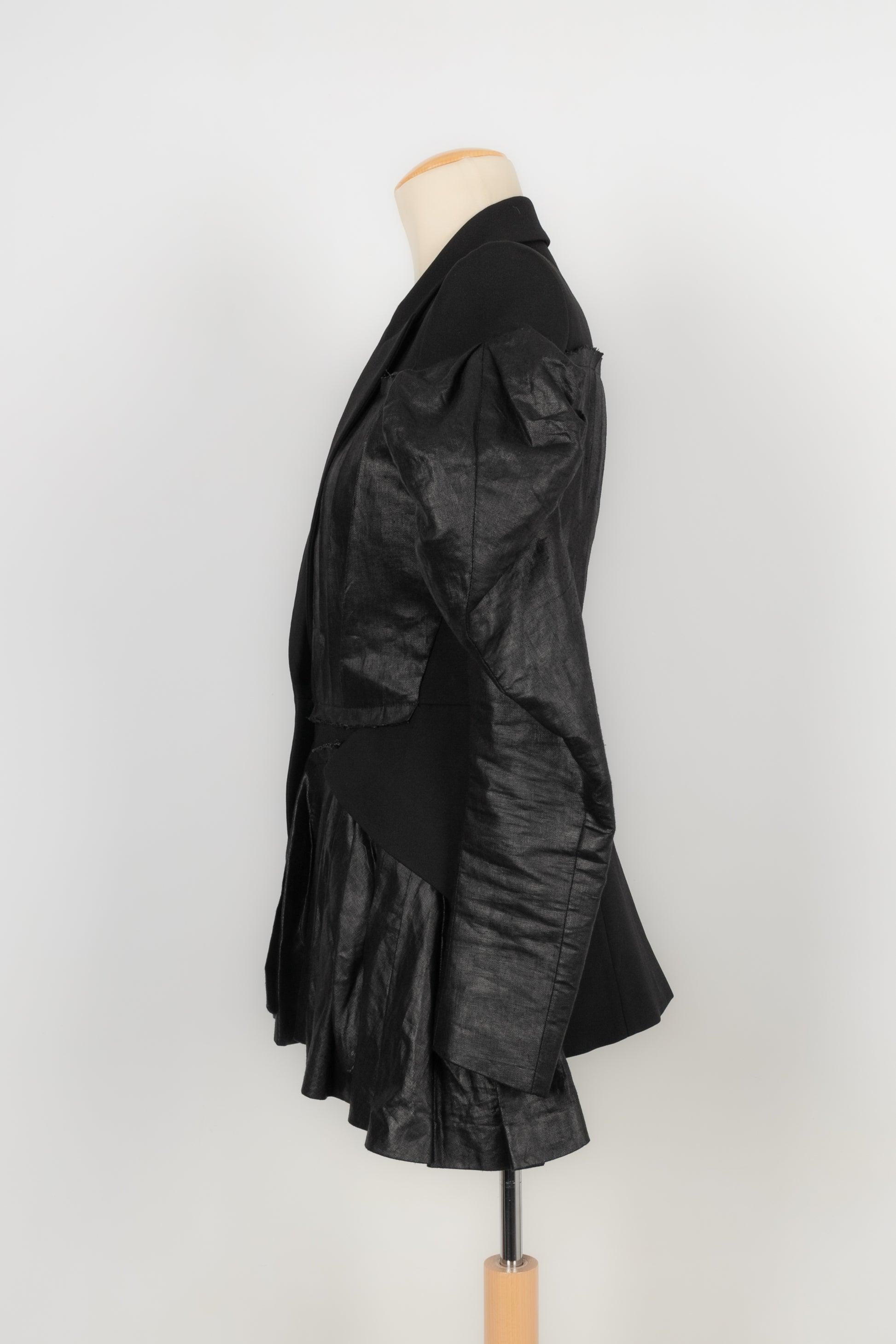 Alexander Mc Queen - (Made in Italy) Blended silk and wool jacket with black linen sleeves. Indicated size 38IT, it fits a 36FR. Spring-Summer 2020 Ready-to-Wear Collection under the artistic direction of Sarah Burton.

Additional