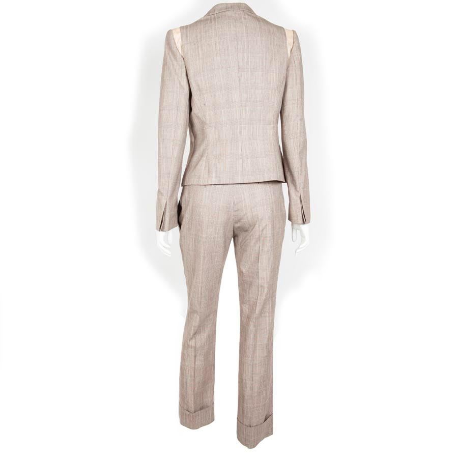 Alexander Mc Queen beige cotton suit set with a Prince of Wales motif. The jacket, size 42 IT / 38 FR, is lined with beige silk, visible on the shoulders. Closes with a row of hidden pearly buttons and a snap. The pants are also lined with silk,
