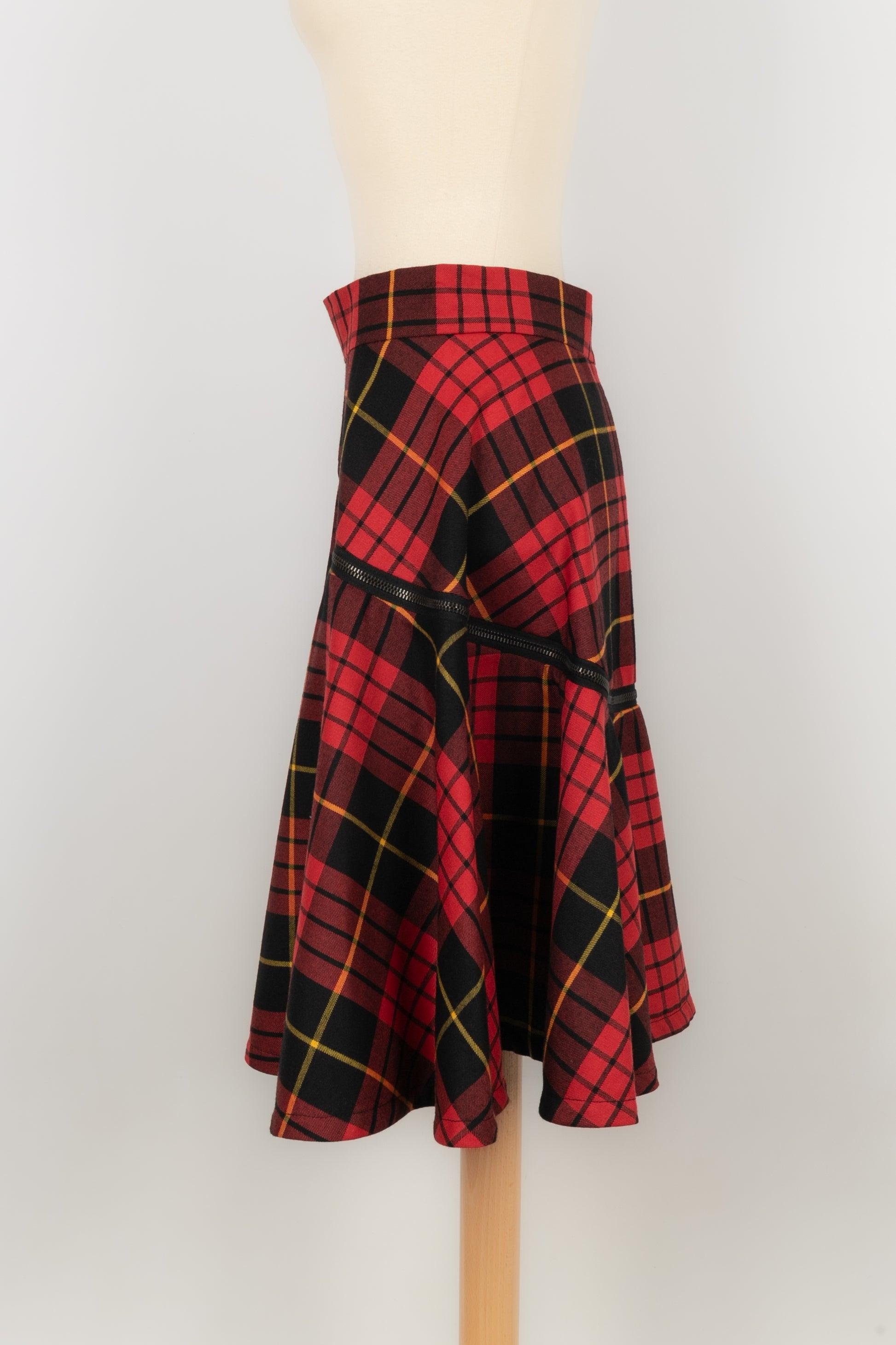 Alexander Mc Queen - Red and black tone tartan skirt ornamented with a zip. Indicated size 40 IT, it fits a 38 FR.

Additional information:
Condition: Very good condition
Dimensions: Shoulder width: Waist: 35 cm
Length: 60 cm

Seller reference: FJ54