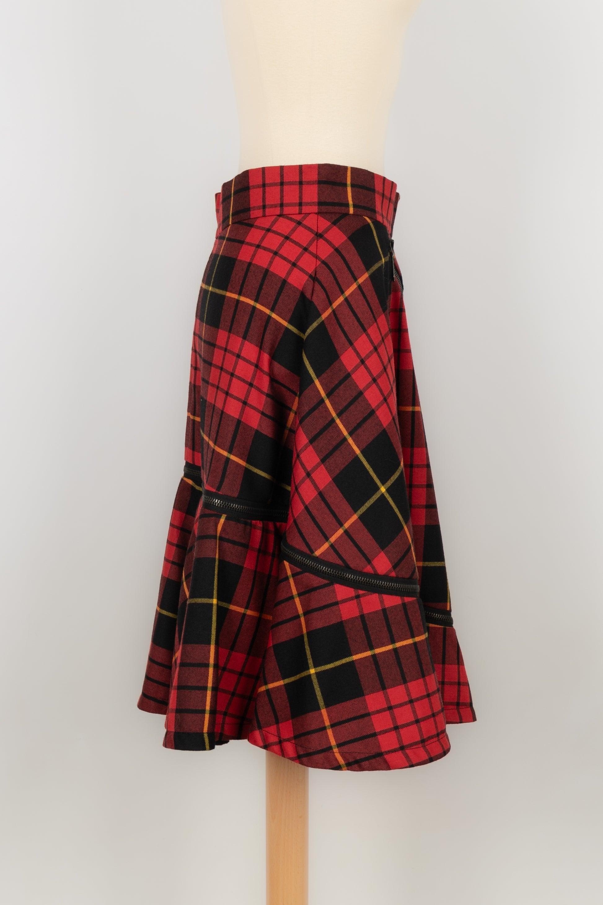 Women's Alexander Mc Queen Red and Black Tone Tartan Skirt 40IT For Sale