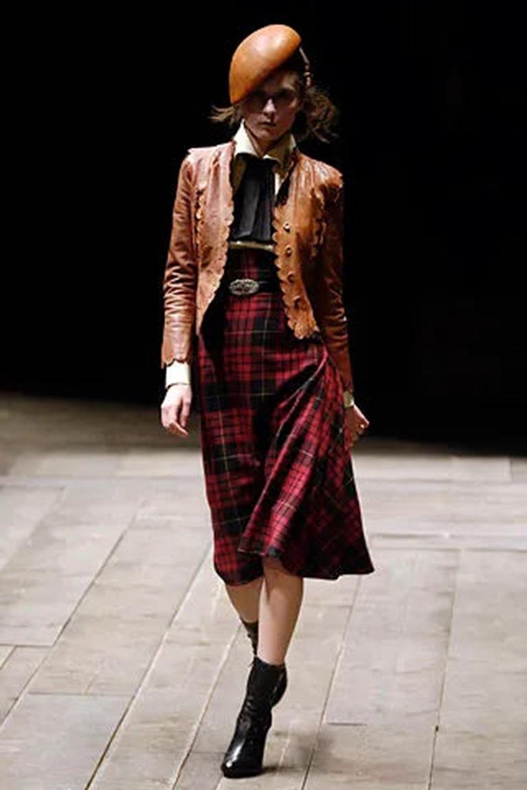 McQueen - (Made in Italy) Wool tartan skirt in red and black tones. 40IT size indicated, it fits a 36FR. 2006 Fall-Winter Collection.

Additional information:
Condition: Very good condition
Dimensions: Waist: 34 cm - Hips: 40 cm - Length: 77