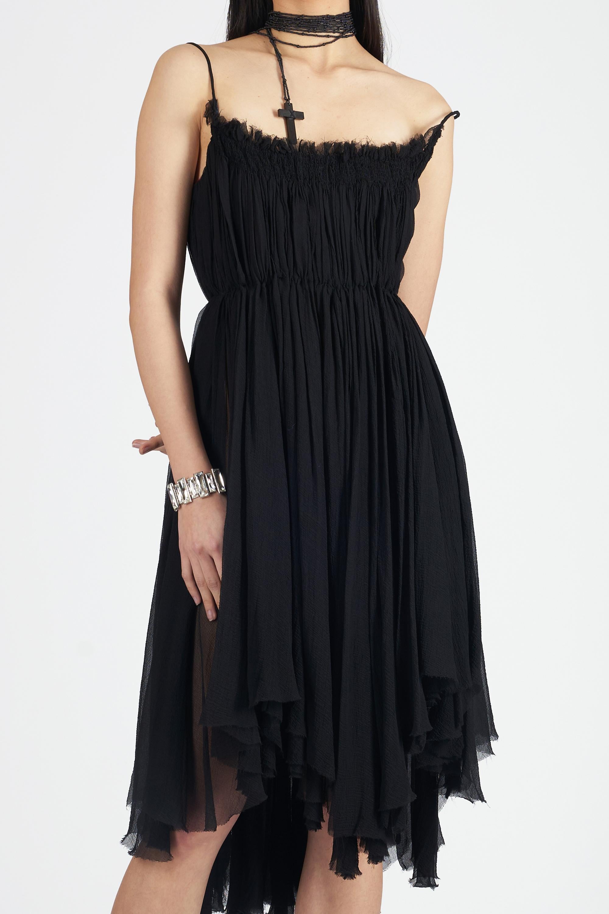 Alexander McQueen Spring Summer RTW 2003 ‘Harness’ ruched silk dress. Features a square neckline, spaghetti straps and asymmetric midi length. In excellent vintage condition.
Brand: Alexander McQueen
Size: UK 8
Color: Black
Label size: 42 IT
Modern
