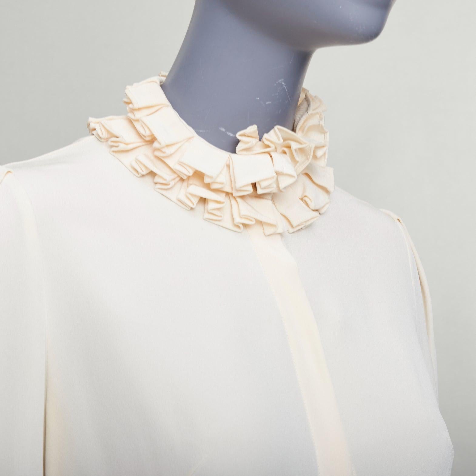 Alexander McQueen - Chemisier à col volant victorien et à pinces, 100 % soie crème IT38 XS
Référence : GEGG/A00138
Marque : Alexander McQueen
Designer : Sarah Burton
MATERIAL : Soie
Couleur : Crème
Motif : Solide
Fermeture : bouton
Détails