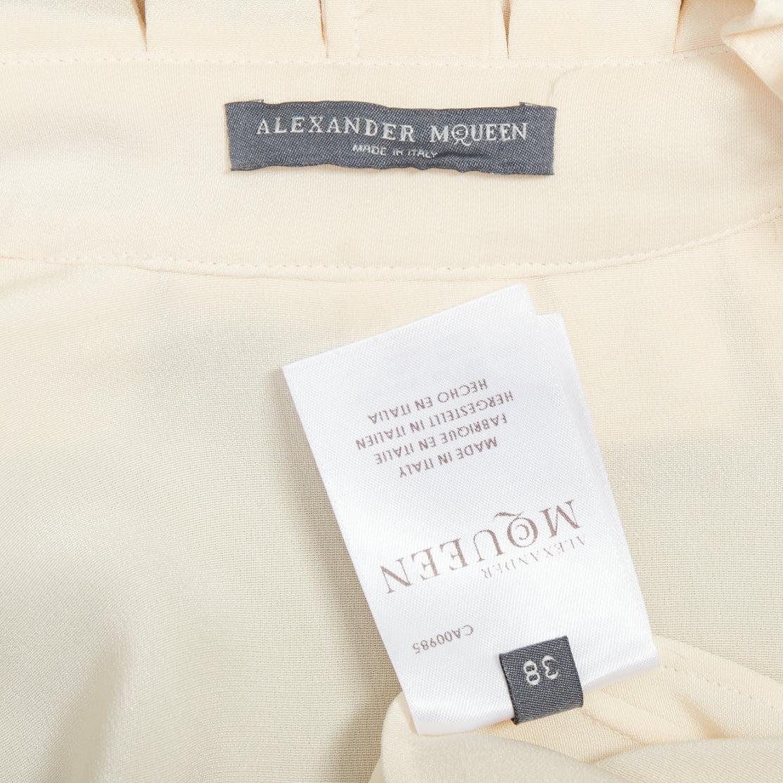 Alexander McQueen - Chemisier à col volant victorien et à pinces, 100 % soie crème IT38 XS en vente 3