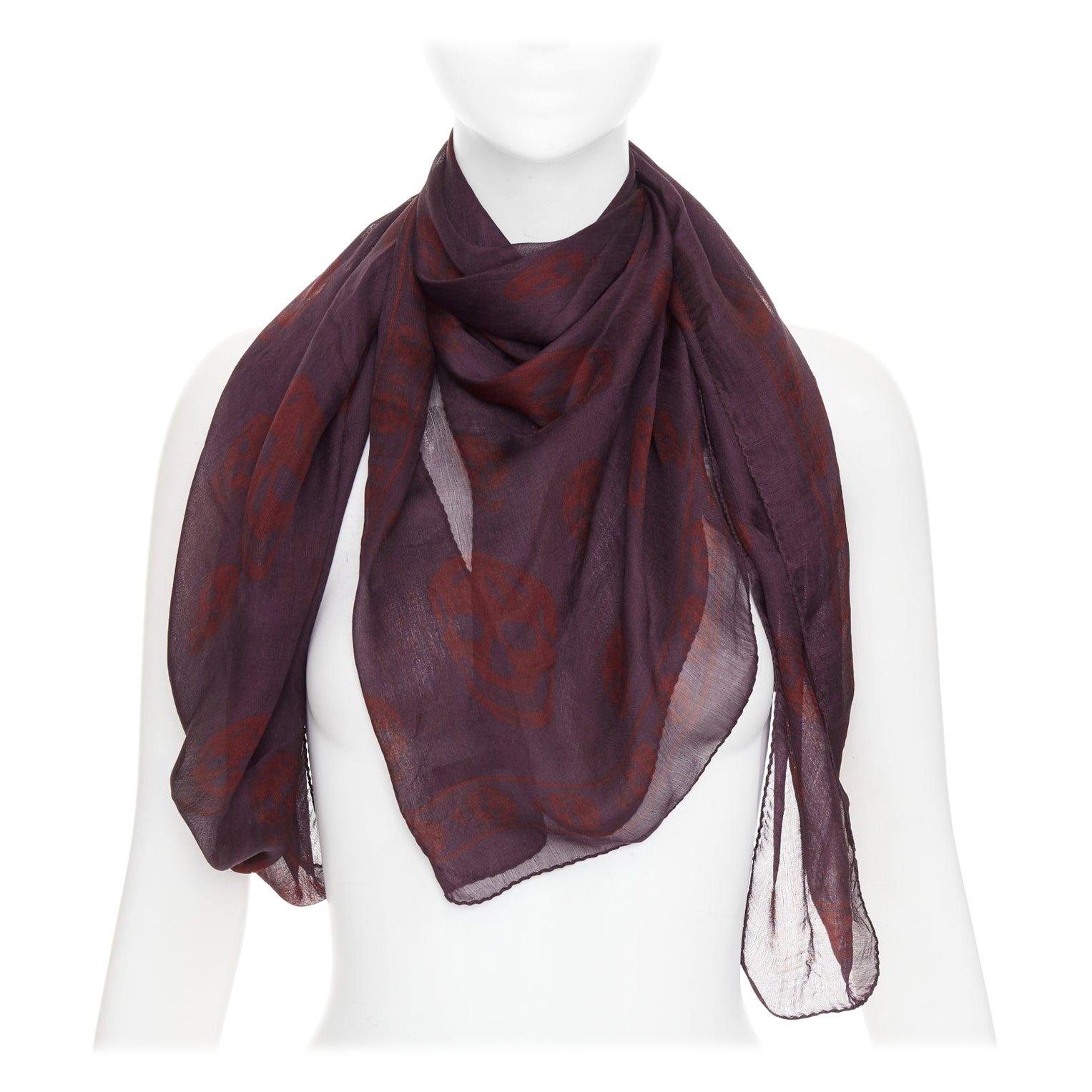 Alexander McQueen, sciarpa semi trasparente in 100% seta Signature Skull con stampa viola rossa in vendita