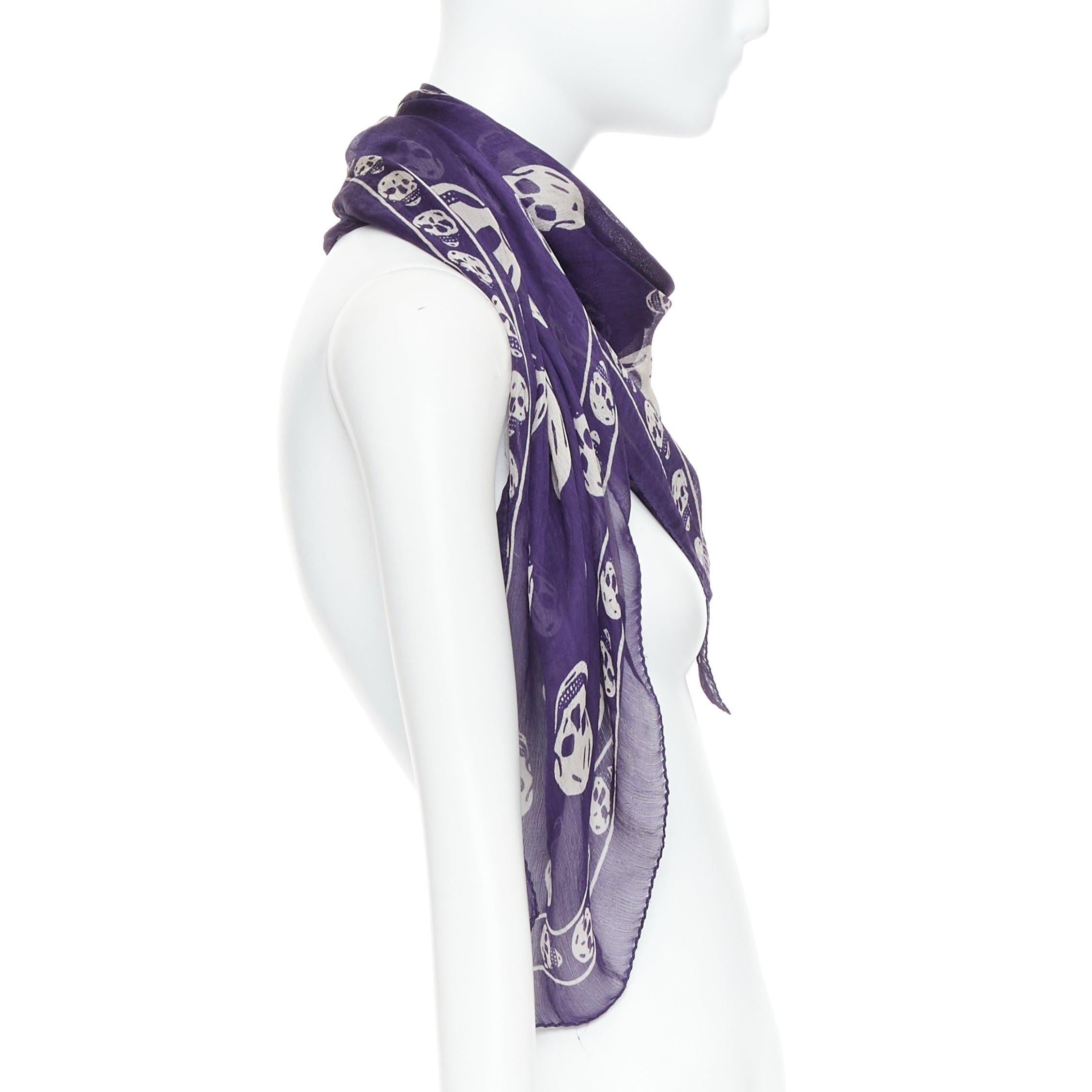 ALEXANDER MCQUEEN 100% silk skull printed purple off white boho scarf In Fair Condition For Sale In Hong Kong, NT