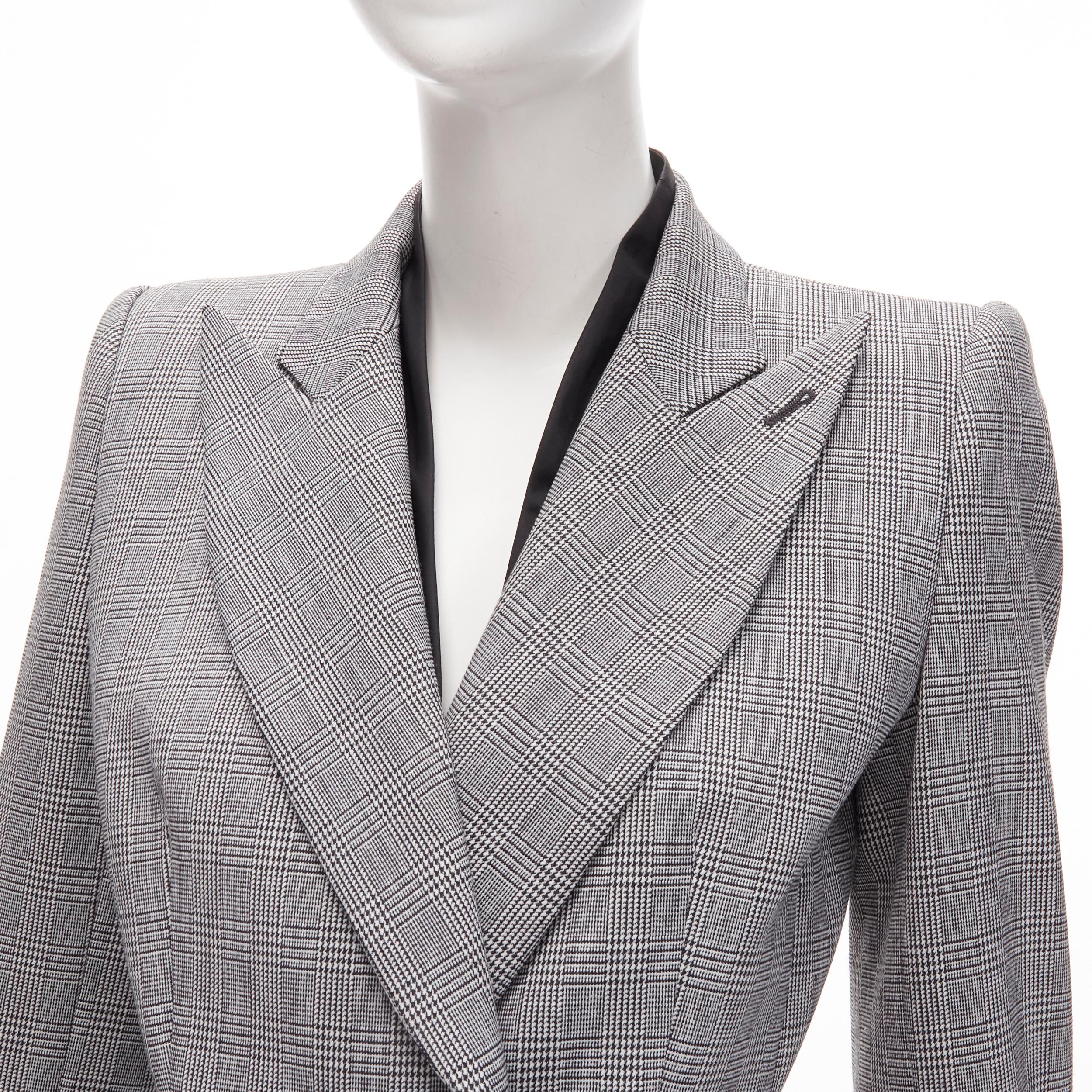ALEXANDER MCQUEEN 1990s Vintage grey houndstooth layer collar power blazer IT40 S
Reference: TGAS/C01678
Brand: Alexander McQueen
Designer: Lee Alexander McQueen
Collection: 1990s
Material: Wool, Blend
Color: Grey, Black
Pattern:
