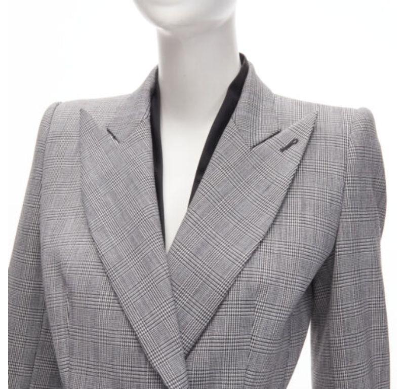 ALEXANDER MCQUEEN 1990 Vintage grey houndstooth layer collar power blazer IT40 S
Reference: TGAS/C01678
Brand: Alexander McQueen
Designer: Lee Alexander McQueen
Collection: 1990s
Material: Wool, Blend
Color: Grey, Black
Pattern: Houndstooth
Closure: