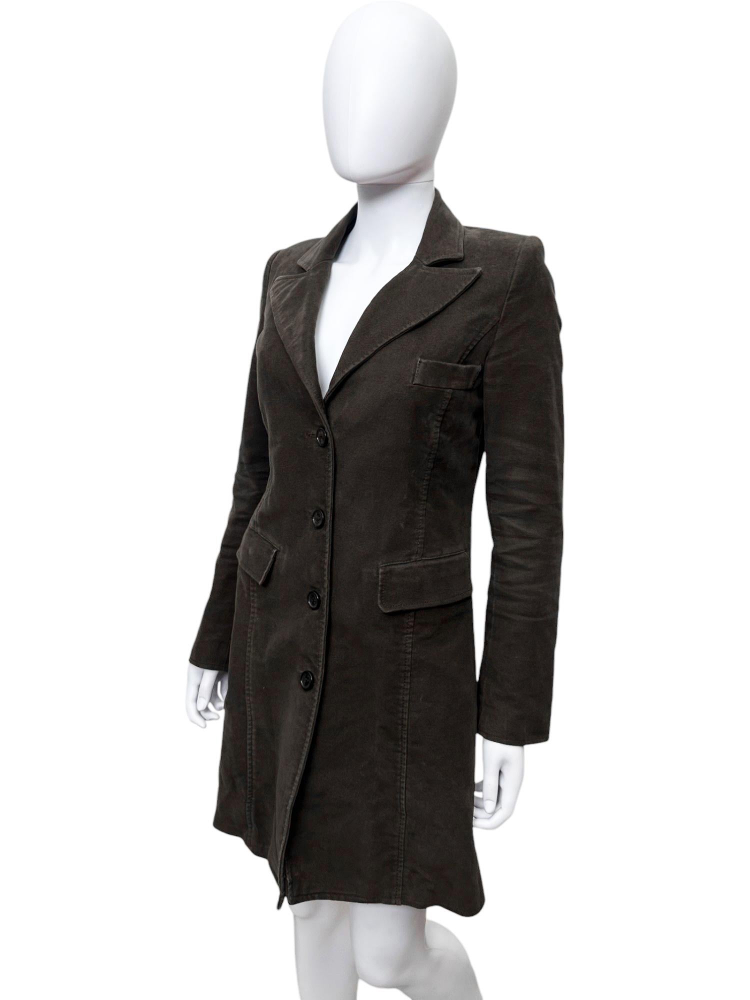 - Designed by Alexander McQueen
- Late 90s
- Brown Trench Coat
- Button Up Closure
- Classic Lee's Pointed Neck
- Button application at the arms
- Excellent Condition
- Made in Italy
- Materials: Outside Cotton 100% / Lining Acrylic and Polyester
-