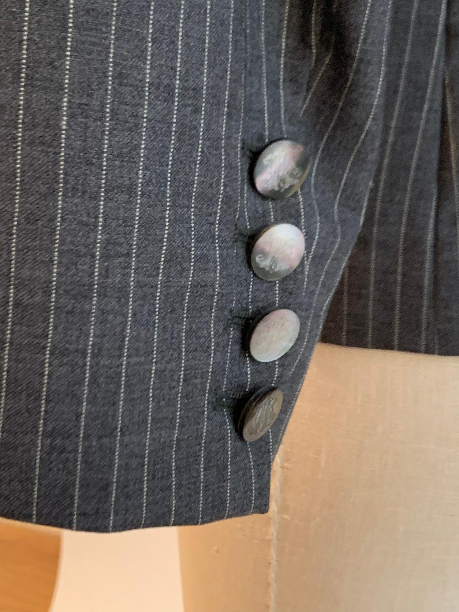 Alexander McQueen - Blazer tailleur gris à rayures et fermeture éclair sur le devant, années 1990 Pour femmes en vente