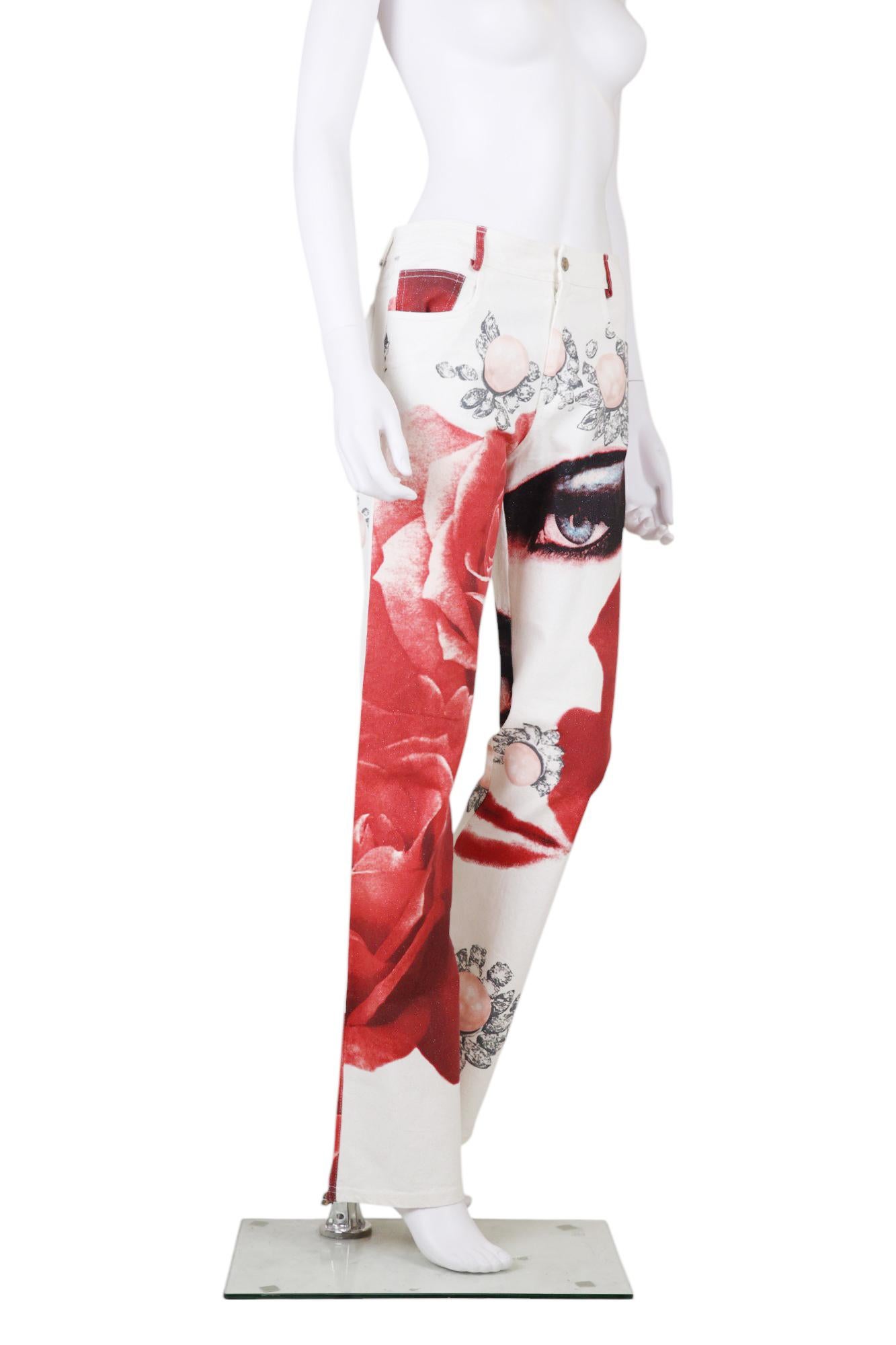 - Diseñado por Alexander Mcqueen
- Principios de los 90
- Pantalón corto con estampado de rosas rojas y caras Red&White
- Vaqueros bootcut de cintura alta
- Rosa roja de gran tamaño y motivo facial
- Sobrecosturas de hilo rojo en contraste en bordes