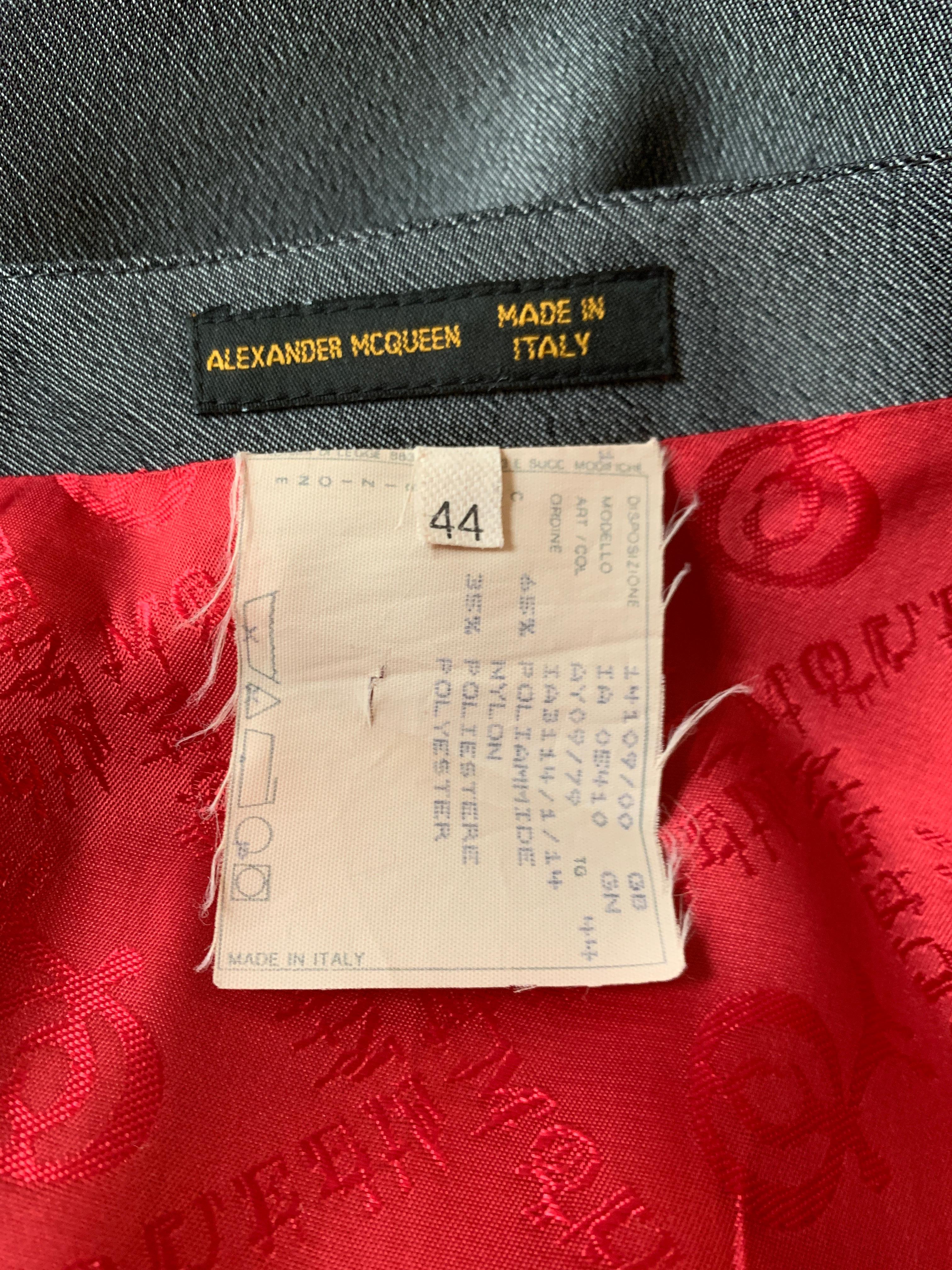Alexander McQueen - Tailleur Joan avec veste à fermeture éclair et doublure rouge à logo, 1998 en vente 1