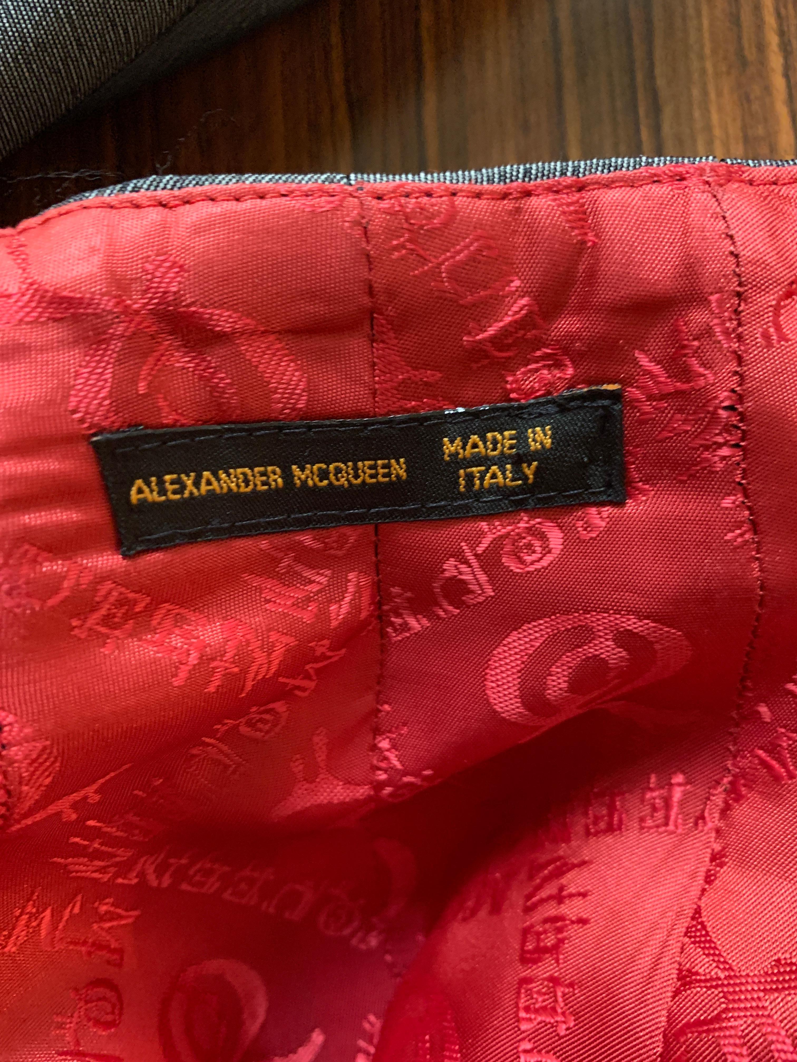 Alexander Mcqueen 1998 Joan Skirt Suit with Zippered Jacket and Logo Red Lining For Sale 2